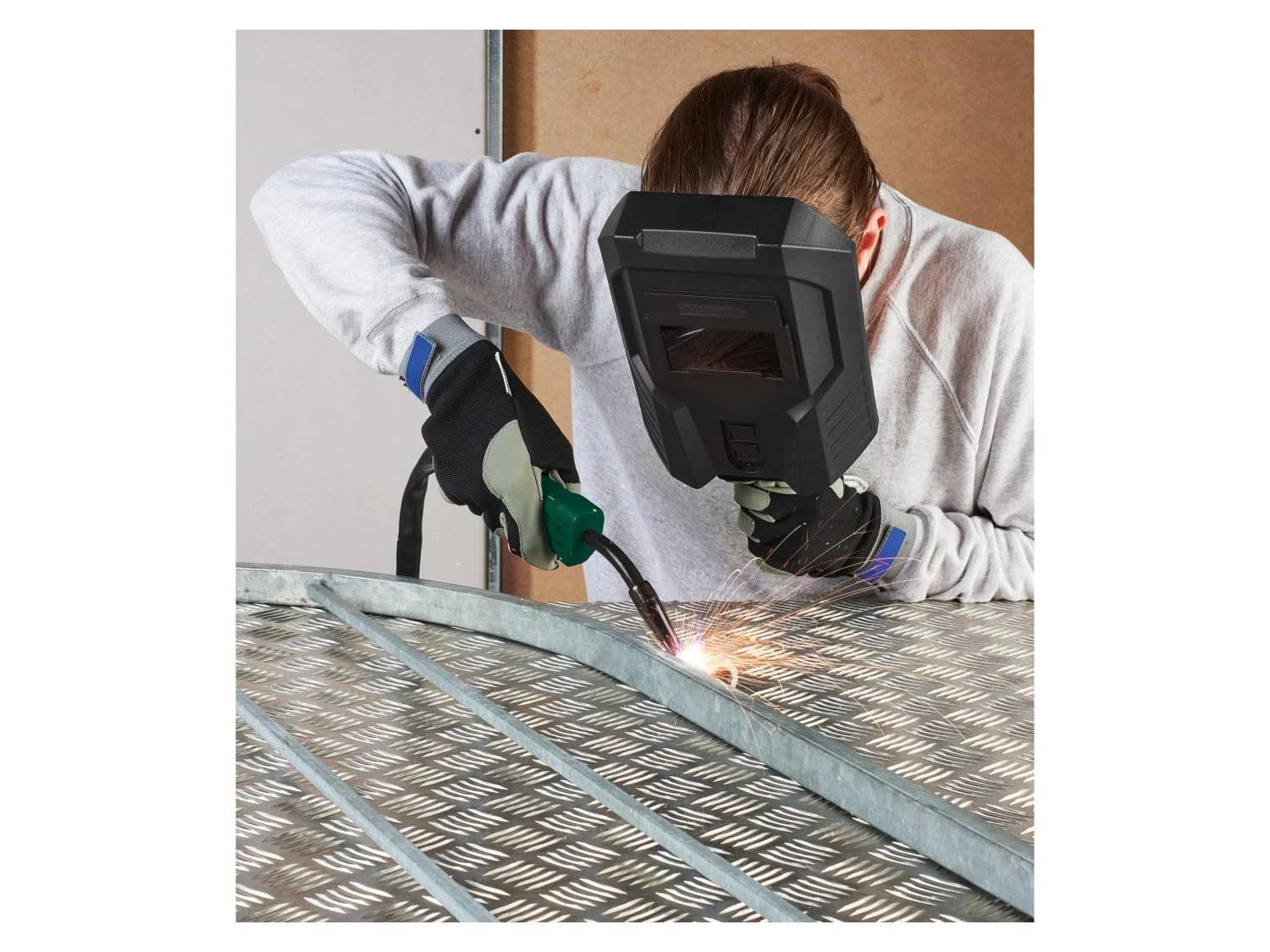Offerta FITNMORE per saldatrice inverter a filo animato PARKSIDE PIFDS 120 con accessori, portachiavi apribottiglie HEADNMORE, matita da carpentiere HEADNMORE e calze da lavoro PARKSIDE