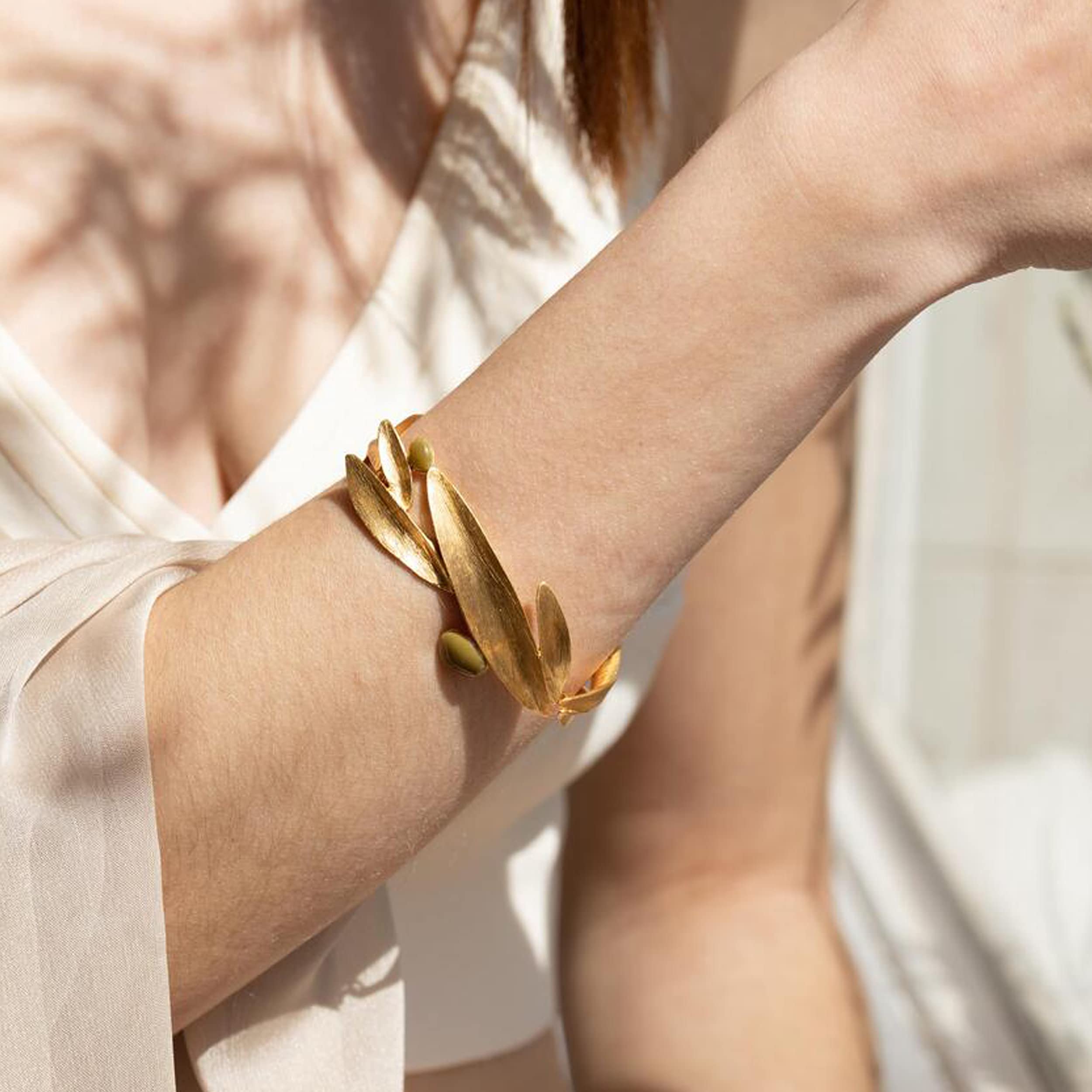 BRACCIALE DORATO OLIVIA | Disegnato da Clara Niubò | Collezione Olivia | Bracciale in metallo placcato oro 24K | d'oro