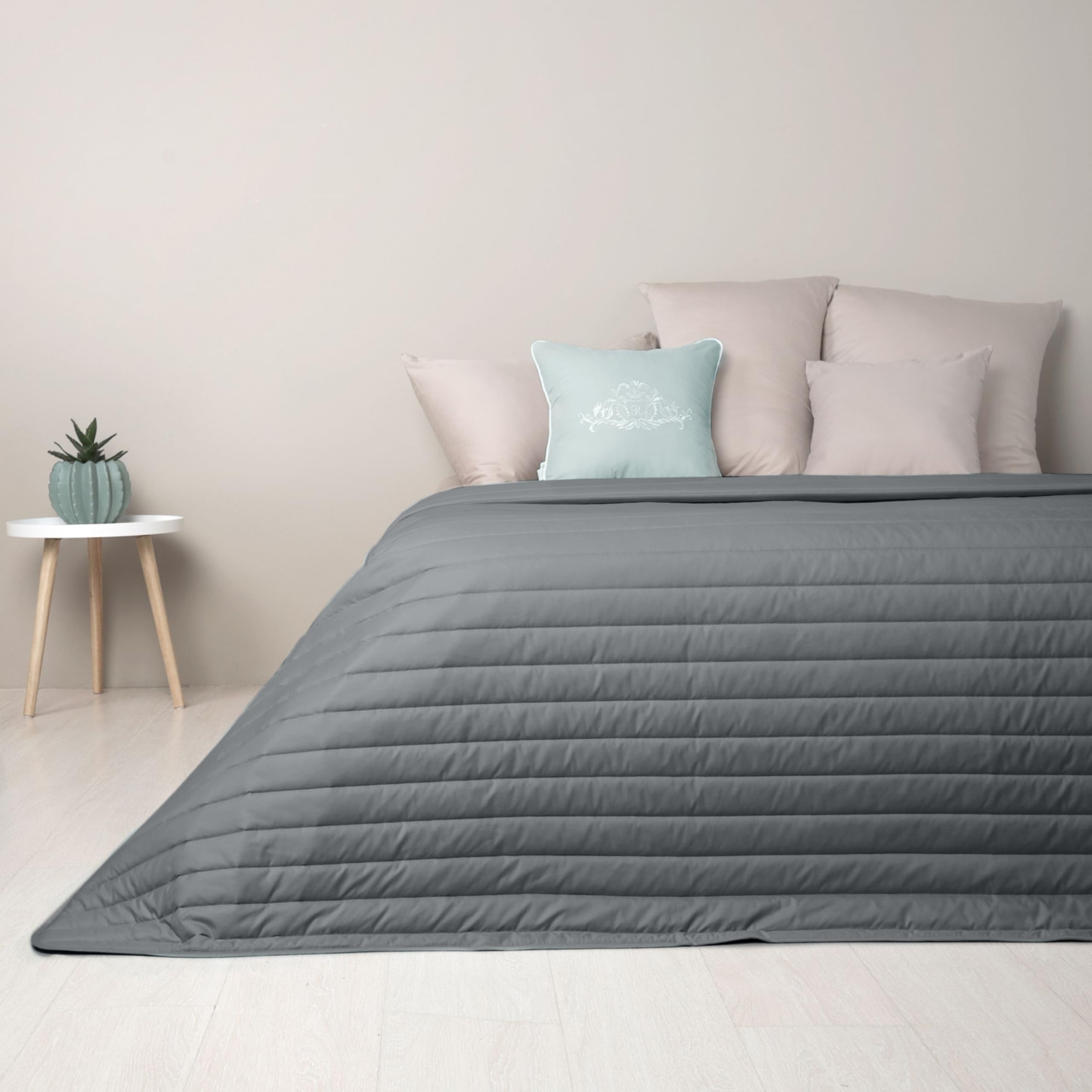 sei Design Luxus Tagesdecke 240x260 – Kuscheldecke & Überwurfdecke Beige - Grau – Sofadecke, Bettüberwurf & Deko für Schlafzimmer – Steppdecke flauschig, Wendedecke modern