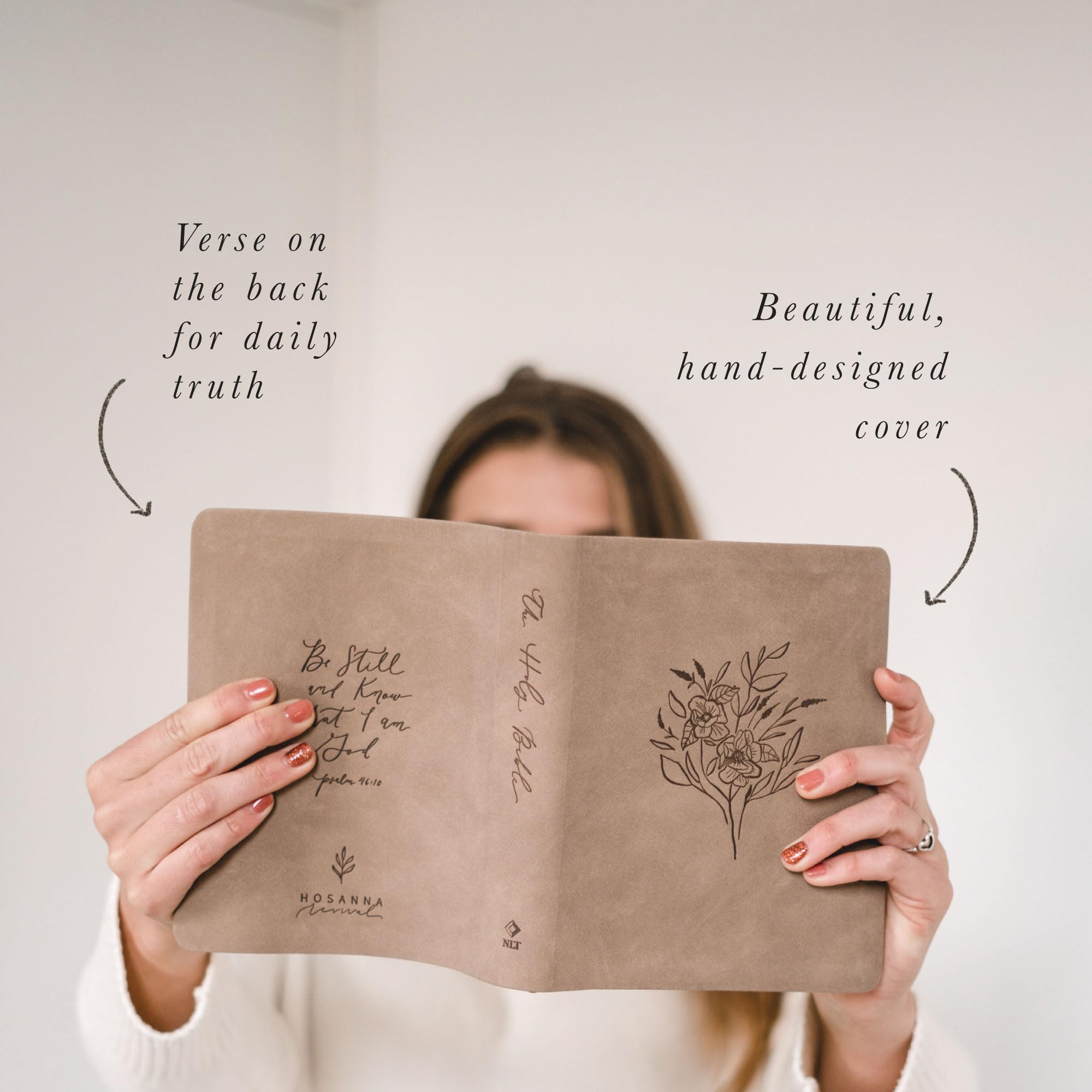 Hosanna Revival Biblia NLT para mujeres: Biblia de diario y estudio con márgenes anchos, cubierta similar al cuero gris pardo, diseño floral, nueva Biblia para tomar notas de traducción viva: tema