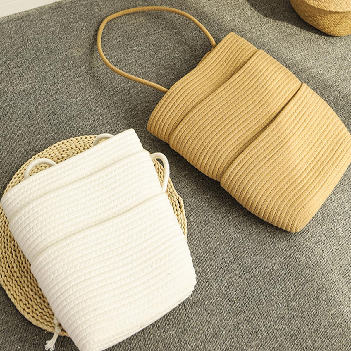 Panier de rangement mural à 3 niveaux à suspendre sur une porte - Panier blanc tissé à suspendre pour salle de bain, chambre à coucher, cuisine et chambre d'enfant bohème (blanc