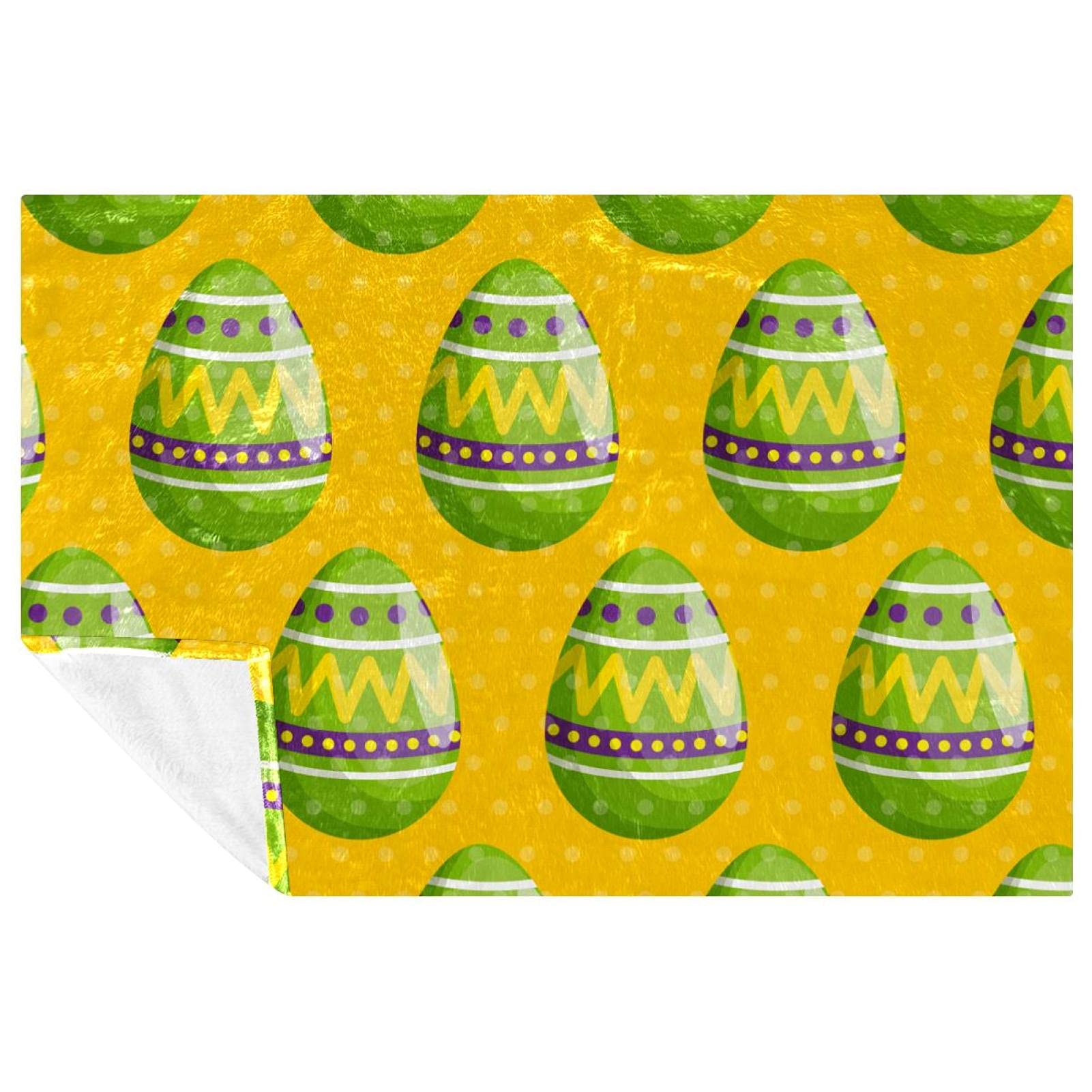 Couverture douce œufs de Pâques et figurines pour des moments de tendresse sur le canapé