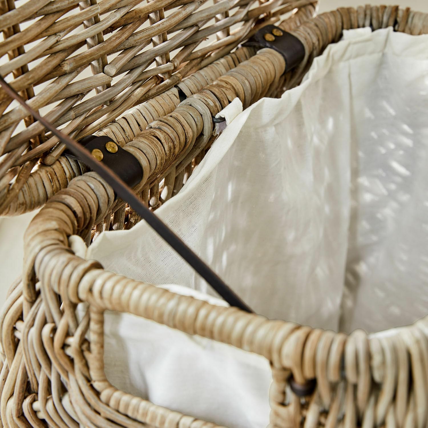 Loberon Wäschekorb Solinette, inkl. Waschbarem Stoffeinsatz, Natürliches Design, Ordnungshelfer, Aufbewahrung, Rattan, Rindsleder, Polyester, braun/Creme