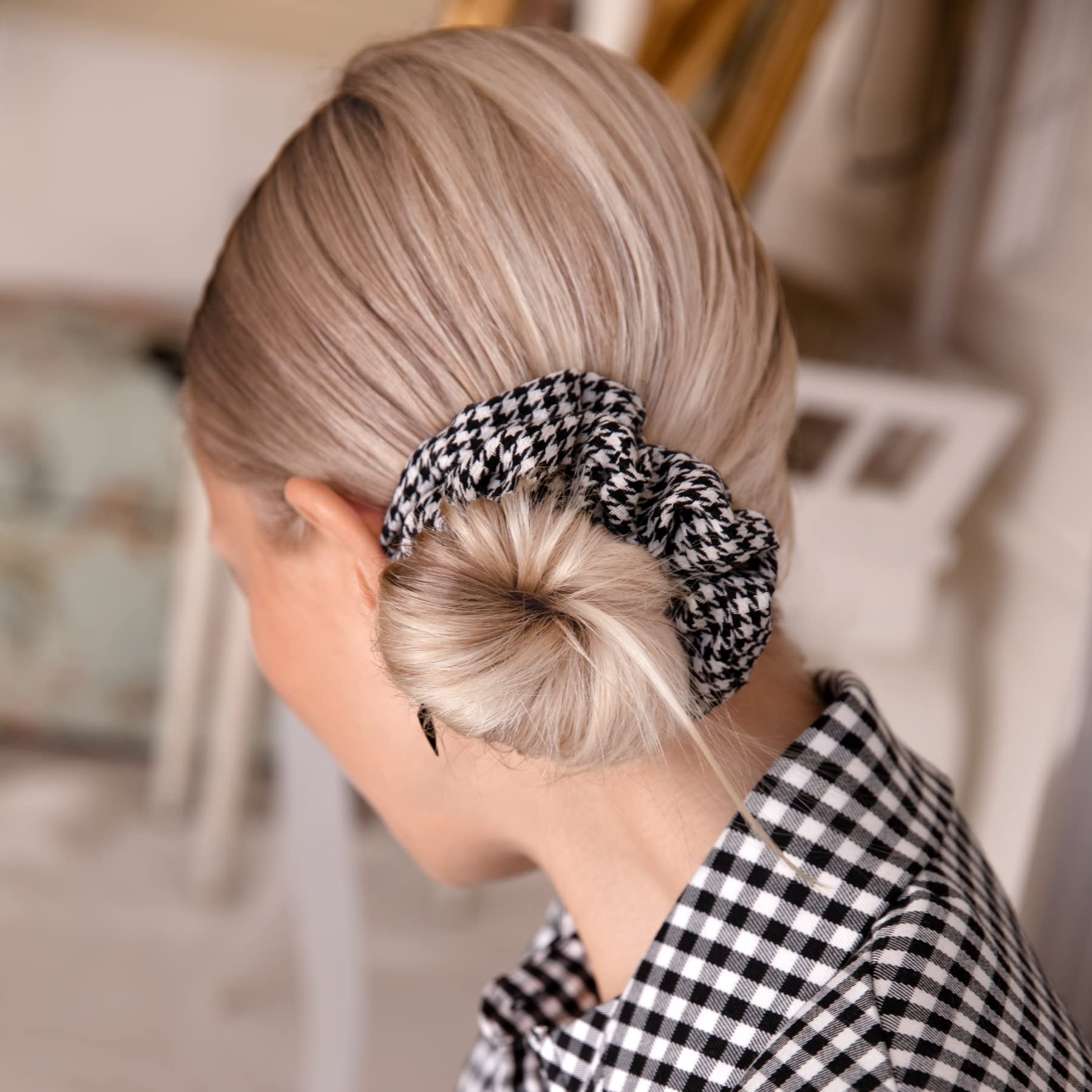 Invisibobble Sprunchie czarny i złoty x2 - Scrunchie z gumowanej tkaniny w limitowanej edycji - wygodne zimowe gumki do włosów - prezent dla kobiet