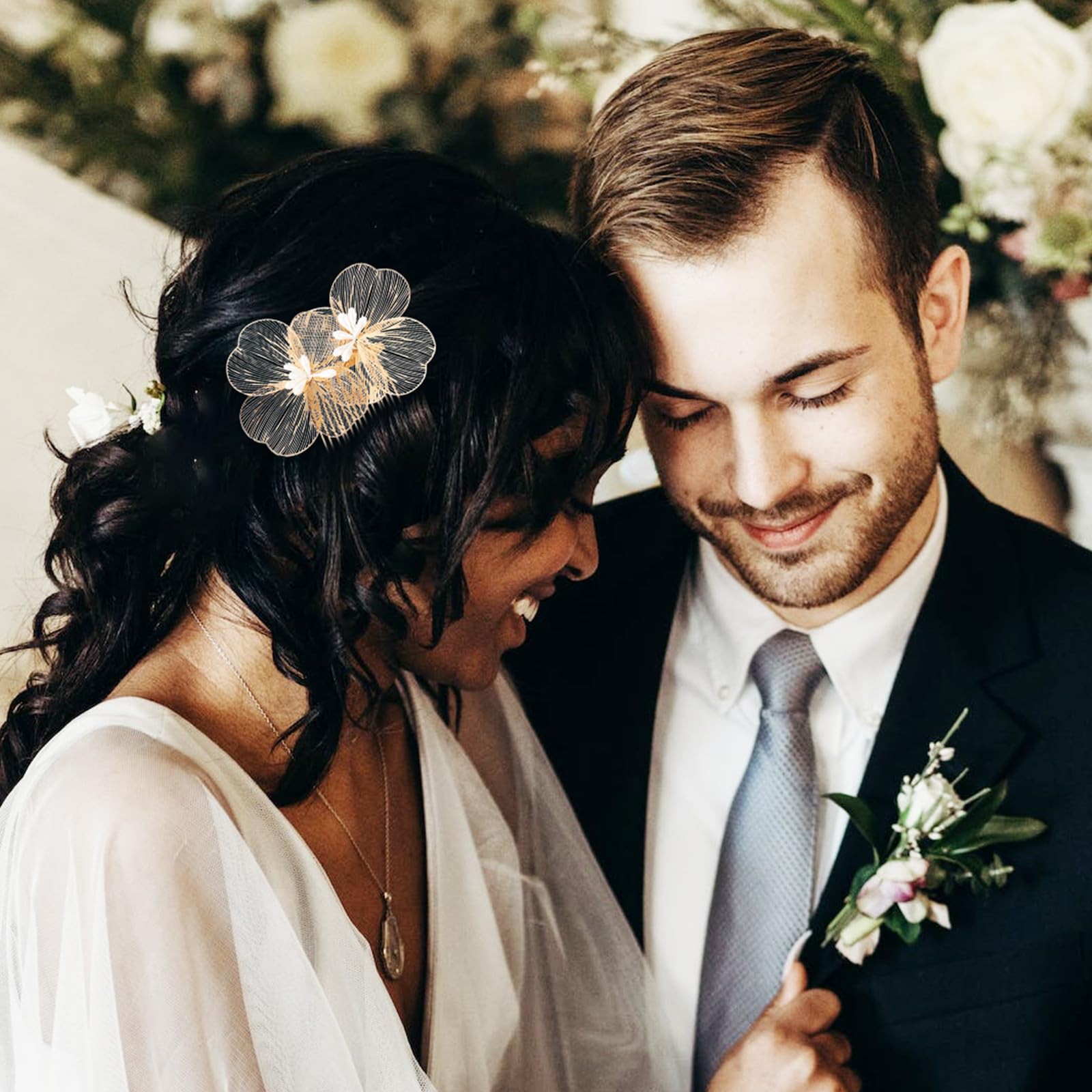 LIFKOME Peineta de Flores Dorada para Novia Diseño Delicado y Estilo Retro, Material de Aleación y Plástico, Ligera y Resistente para Uso Prolongado en Bodas y Cumpleaños