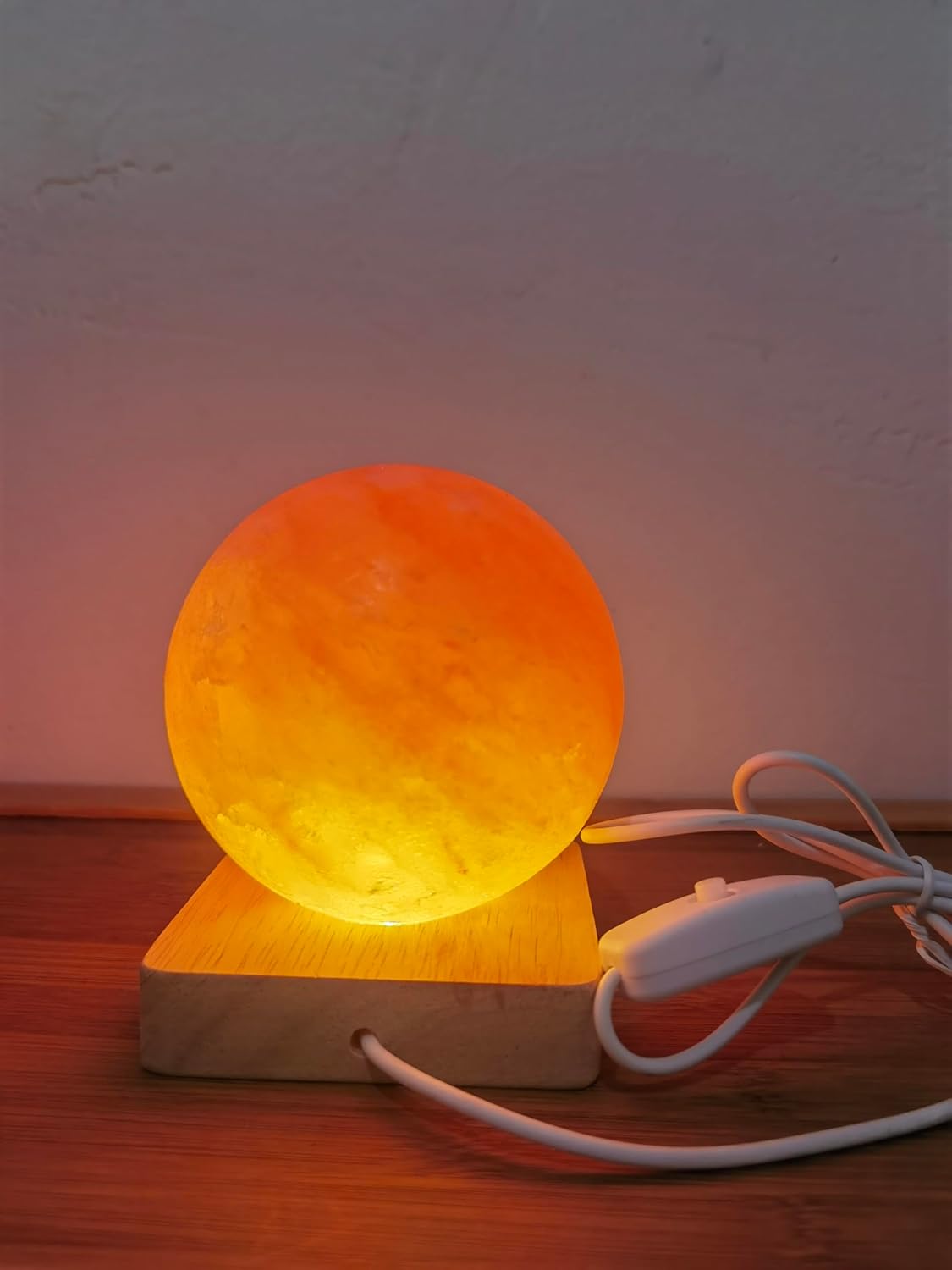 USB Colour Gradient Himalayan Salt lamp, Solid Wood Base Atmosphere Decoration Rotundity Salt lamp with Remote Control, Natural Crystal Stone Bedside Night Light, Handmade Crafts.