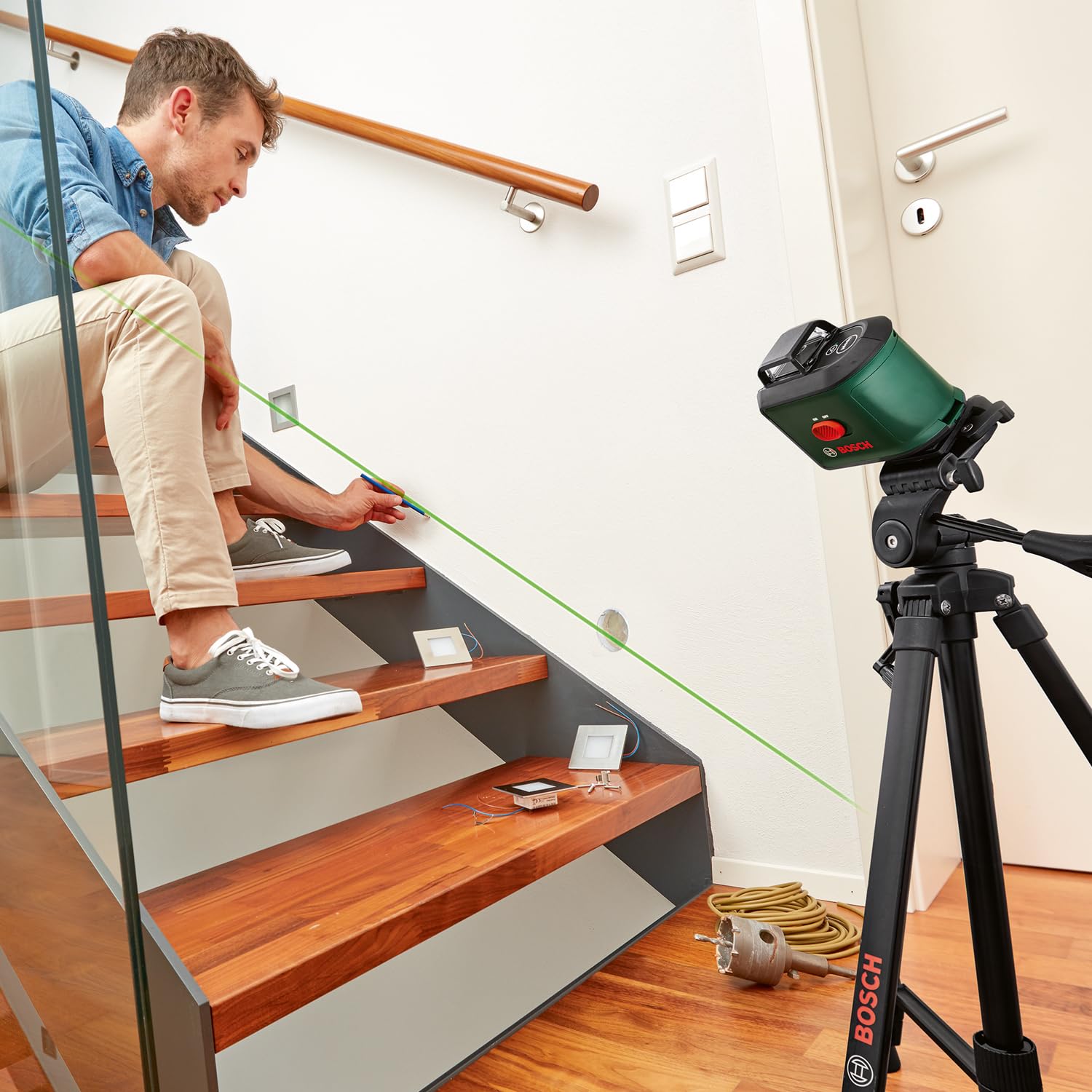 Bosch livella laser multifunzione UniversalLevel 360 con treppiede premium (linee laser verticali + orizzontali incl. 360° per allineamento dell'intera stanza, in scatola di cartone E-Commerce)