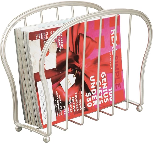 mDesign Stylowy wolnostojący organizer na gazety  Metalowy gazetnik stojący mieszczący rozmiar A4  Stojak na książki i czasopisma do salonu, łazienki lub toalety  srebrny mat