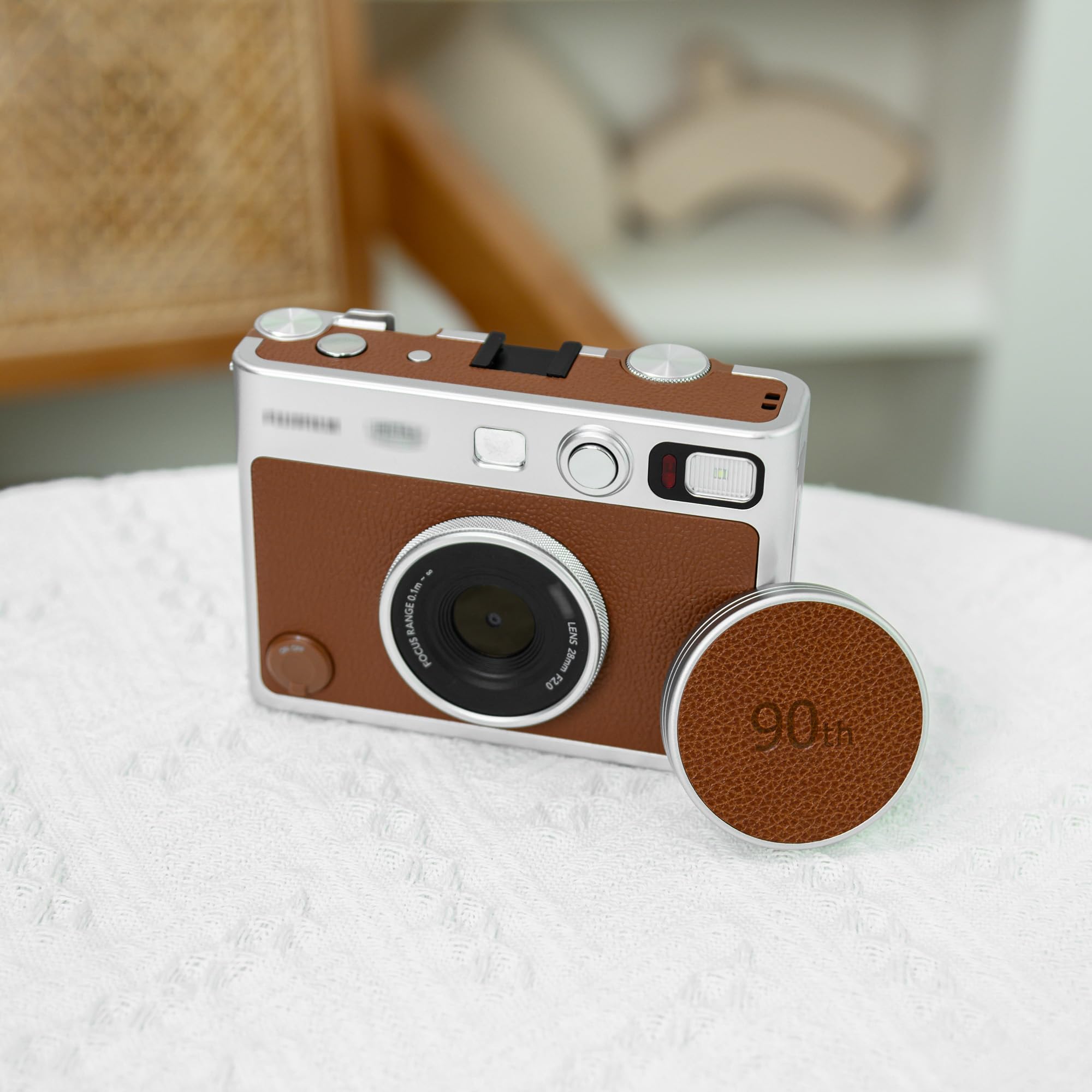 JJC Bouchon D'objectif en Métal pour Appareil Photo Fuji Instax Mini Evo, Accessoires Mini Evo en Aluminium avec Surface en Cuir et Intérieur en EVA Souple, Marron