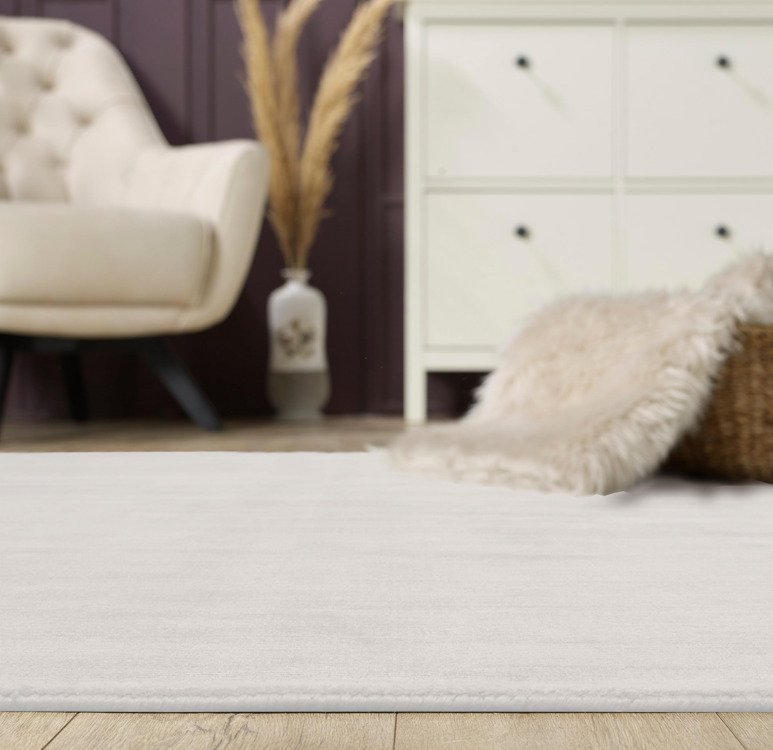 the carpet Janelle eleganter hochwertiger Viskose Wohnzimmer Teppich, exquisiter handegewebter Kurzflor mit Premium-Qualität, pflegeleicht, farbecht, Weiß, 80 x 150 cm