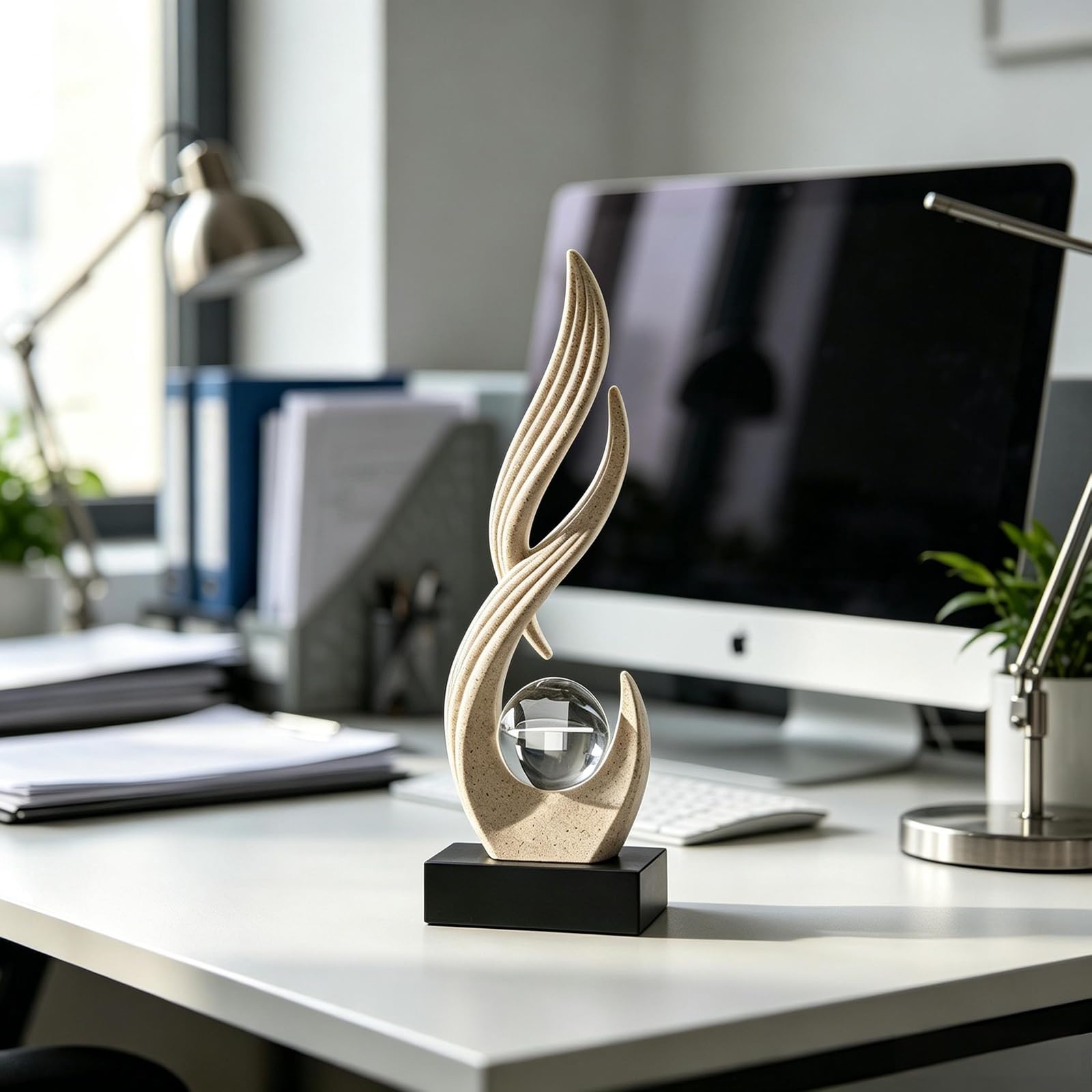 Sandfarben Moderne Skulpturen Deko, Deko Wohnzimmer, Abstrakte Kunst Statue mit Glaskugel, Ornamente für Büro, Harz Tischdekoration für Wohnzimmer, Esszimmer, Büro