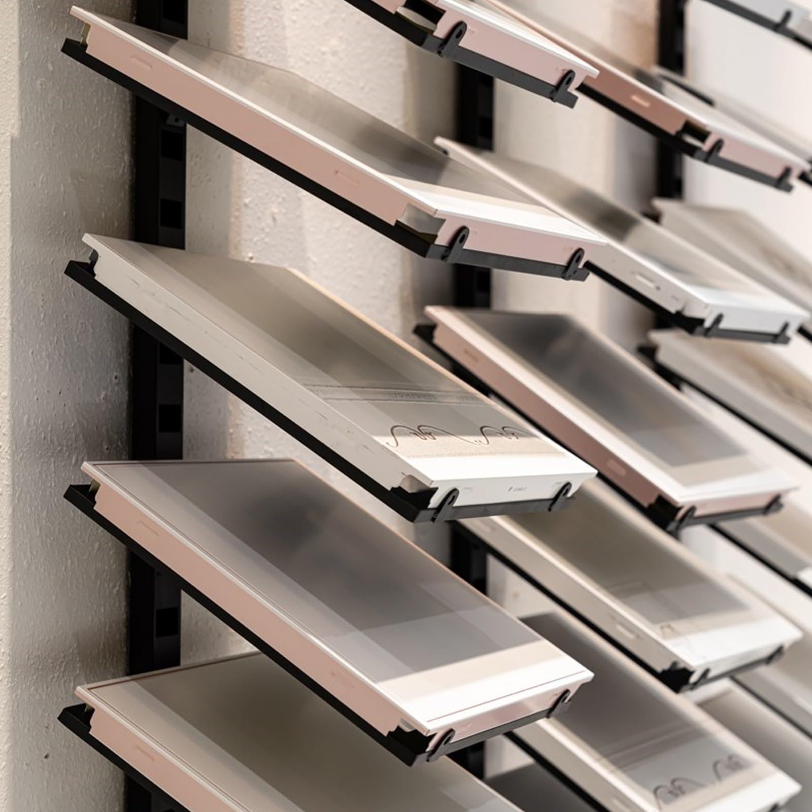 Estante resistente de la exhibición de la teja del montaje en pared, estante de la muestra de la porcelana del metal para la tienda de los materiales de construcción, organizador de almacenamiento rob