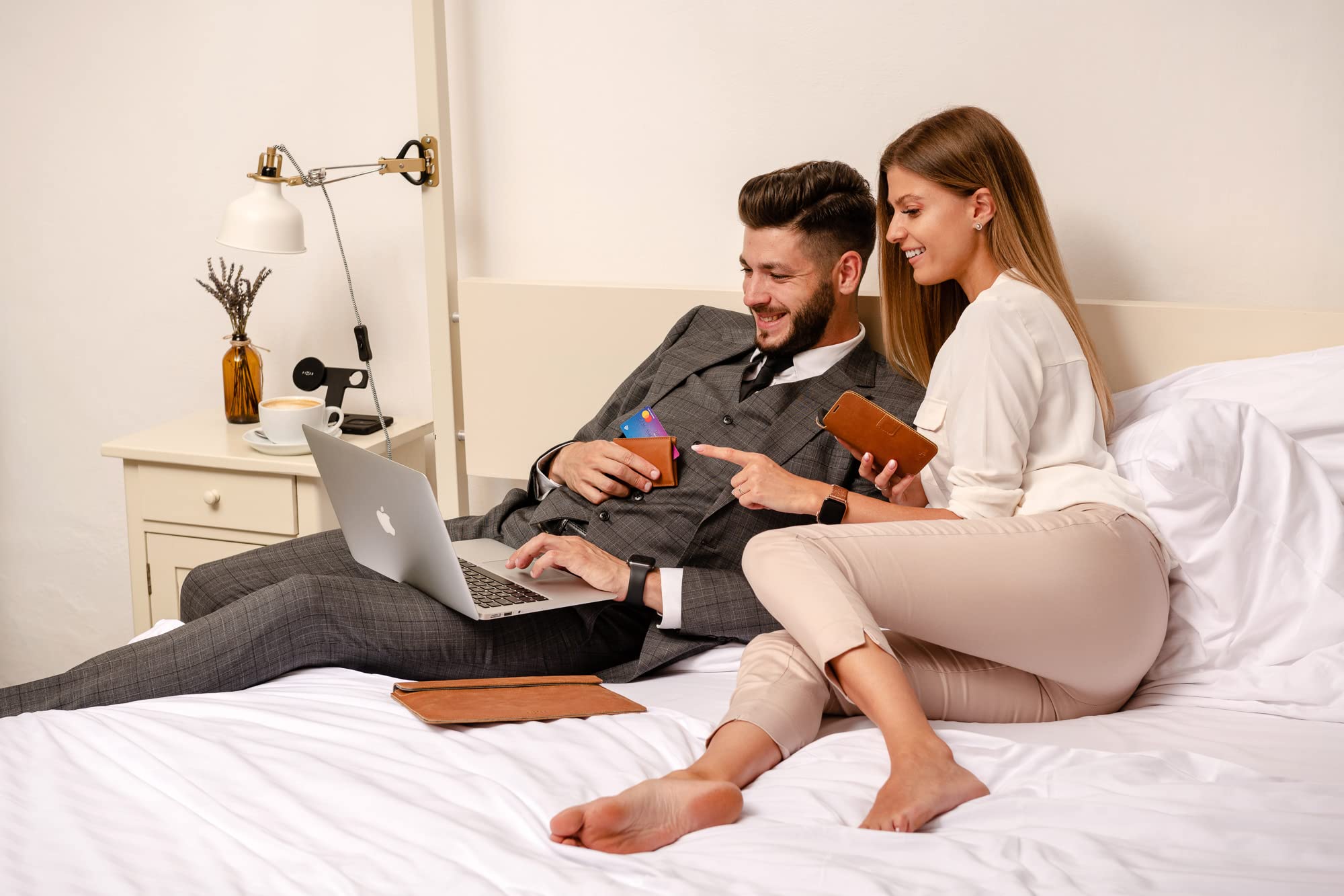 FIXED Oxford - Funda de piel para MacBook Air de 13 pulgadas Retina, iPad y otros dispositivos: funda de piel de vacuno italiana hecha a mano con cierre magnético, forro interior suave, color azul