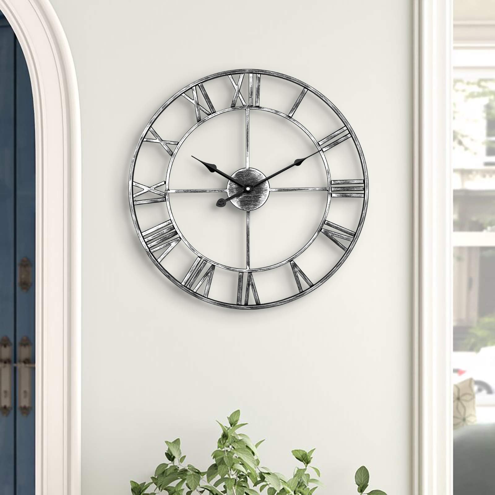 Leise Wanduhr, europäisches Bauernhaus, Vintage-Uhr mit römischen Ziffern, 47 cm, Nicht tickend, batteriebetrieben, Metallskelett, dekorative Uhr für Zuhause, Küche, Café (Silber)