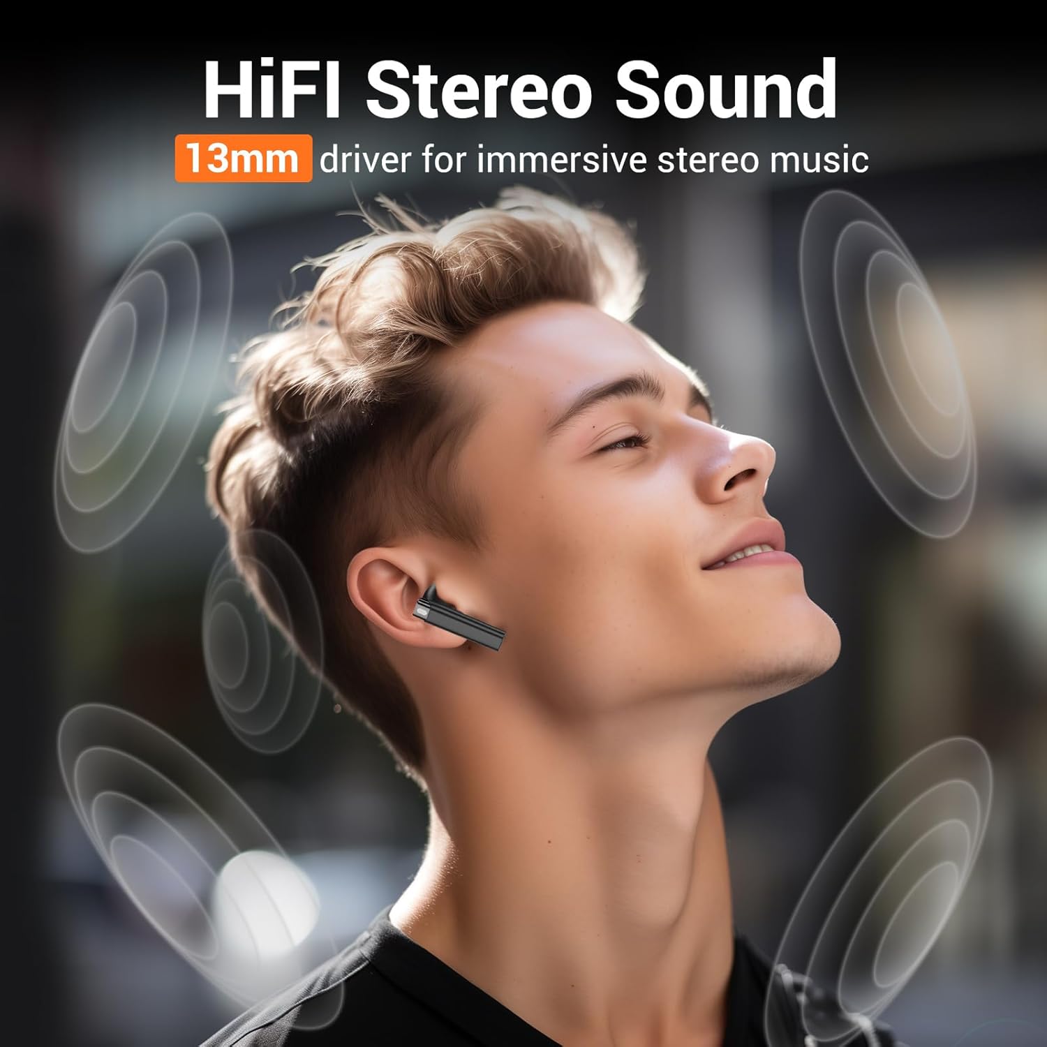 Seorang lelaki menikmati muzik dengan fon telinga EDYELL V1, dengan teks 'Bunyi Stereo HiFi' dan 'pemacu 13mm untuk muzik stereo imersif'.