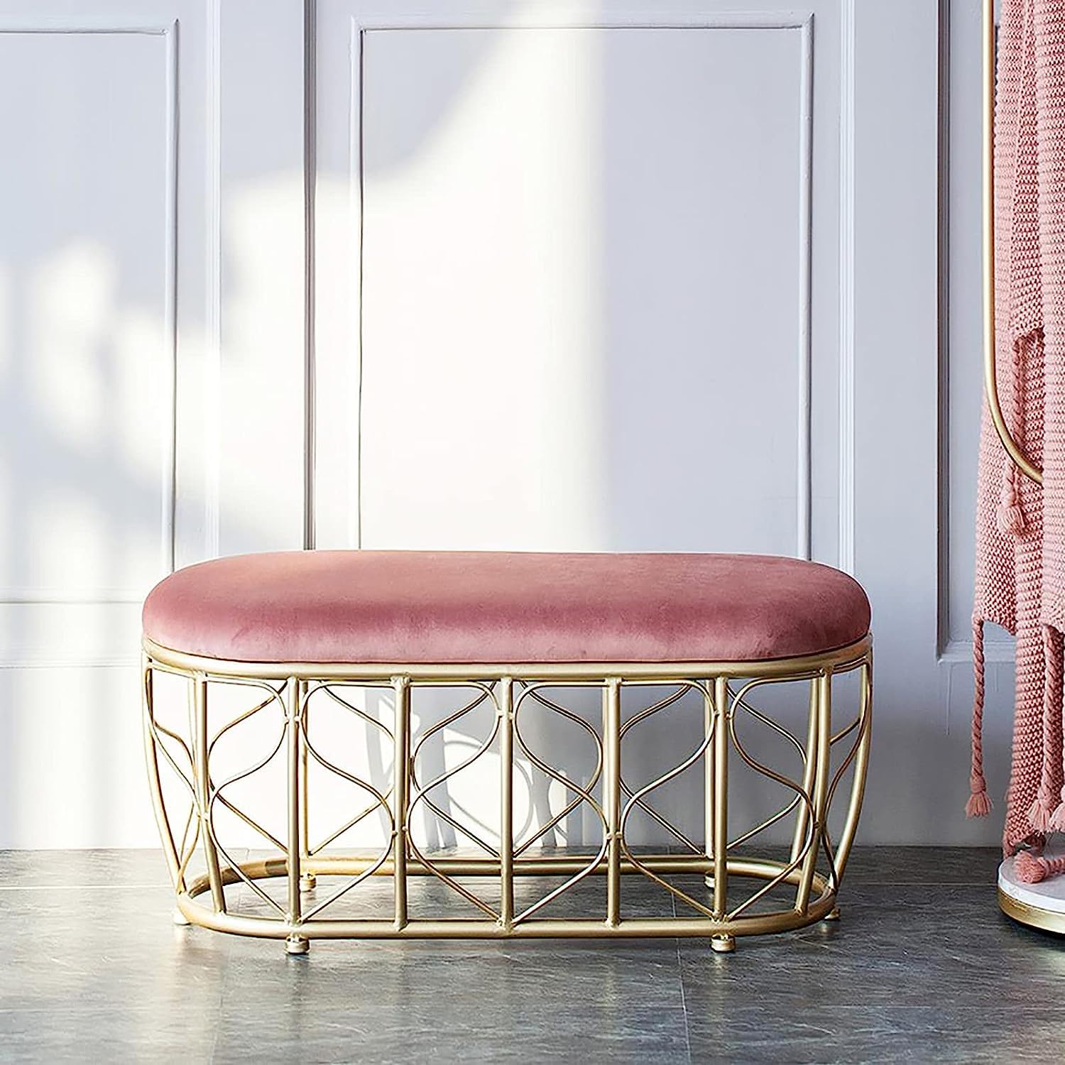 Banc de luxe en velours rose avec assise rembourrée et piétement graphique doré
