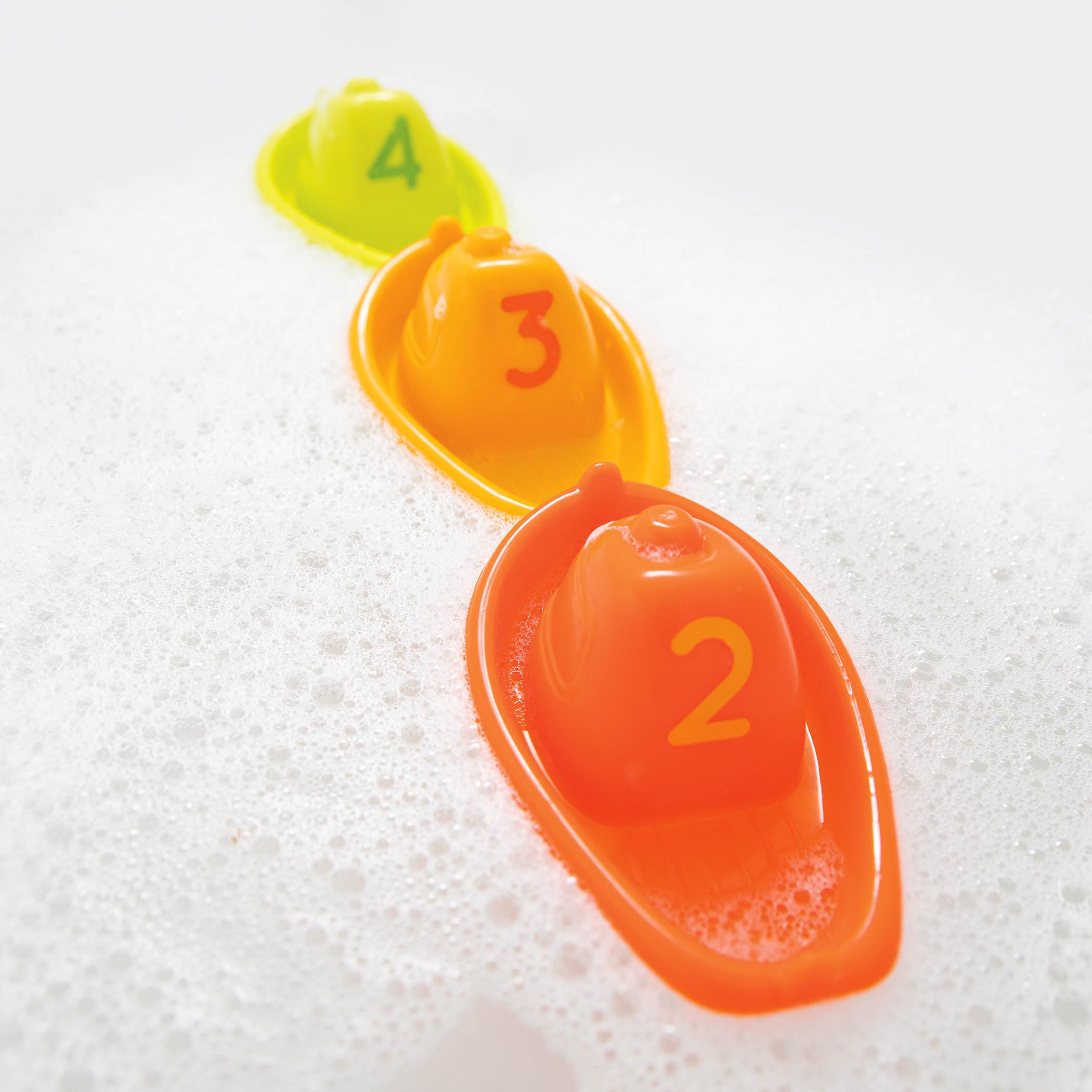 Battat - Barche impilate - Giocattolo da bagno numerato e impilabile - Barchette galleggianti per il bagno, la piscina e la spiaggia - Giocattolo educativo - 6 mesi +