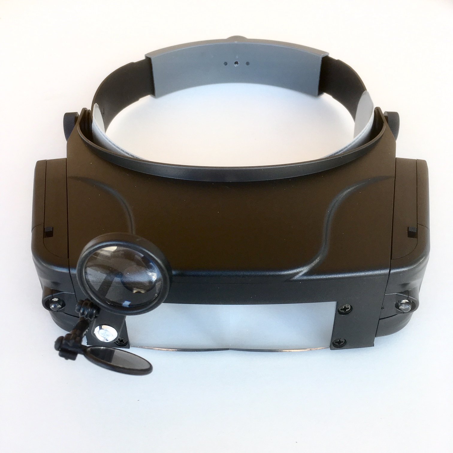 Kopfbandlupe mit Zwei seitlich angebrachten LEDs und -3,5-facher Vergrößerung beidseits, 8,5- bis 10-facher Vergrößerung einseitig mit ausklappbarer Lupe. Von Electro Optix