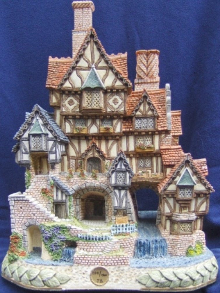 David Winter Quindene Manor Main Collection - Retired 1995 - Dates c1994 Limited Edition of just 3000 Pieces - DW135