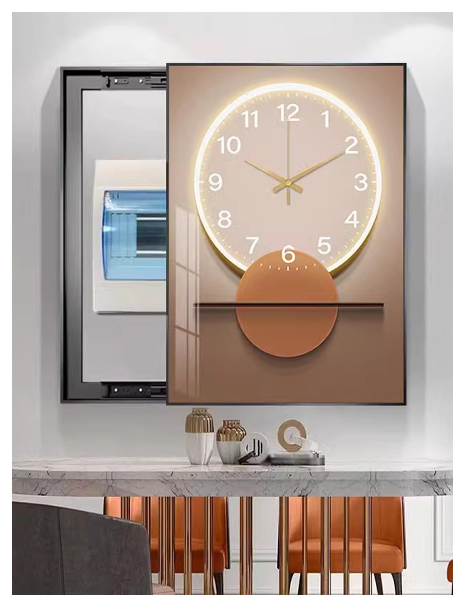 Couvercle de boîte de disjoncteur coulissant et grand tableau mural avec horloge moderne