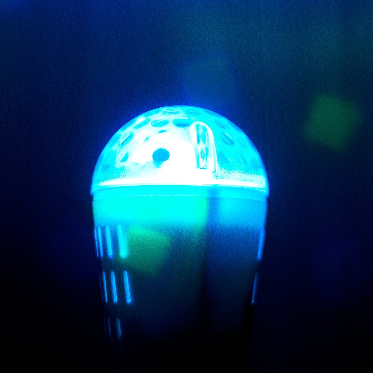 Lunartec LED Disco Glühbirne: 4er-Set Disco-LED-Lampen mit Sternenfunkel-Effekt & Soundsensor, E27 (Birne, farbige Tropfen, Party)