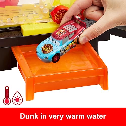Miniatura 4 de Mattel Disney Pixar Cars - Juego de lavado de autos con vehículo de juguete Lightning McQueen que cambia de color, 20 pulgadas de largo, se conecta