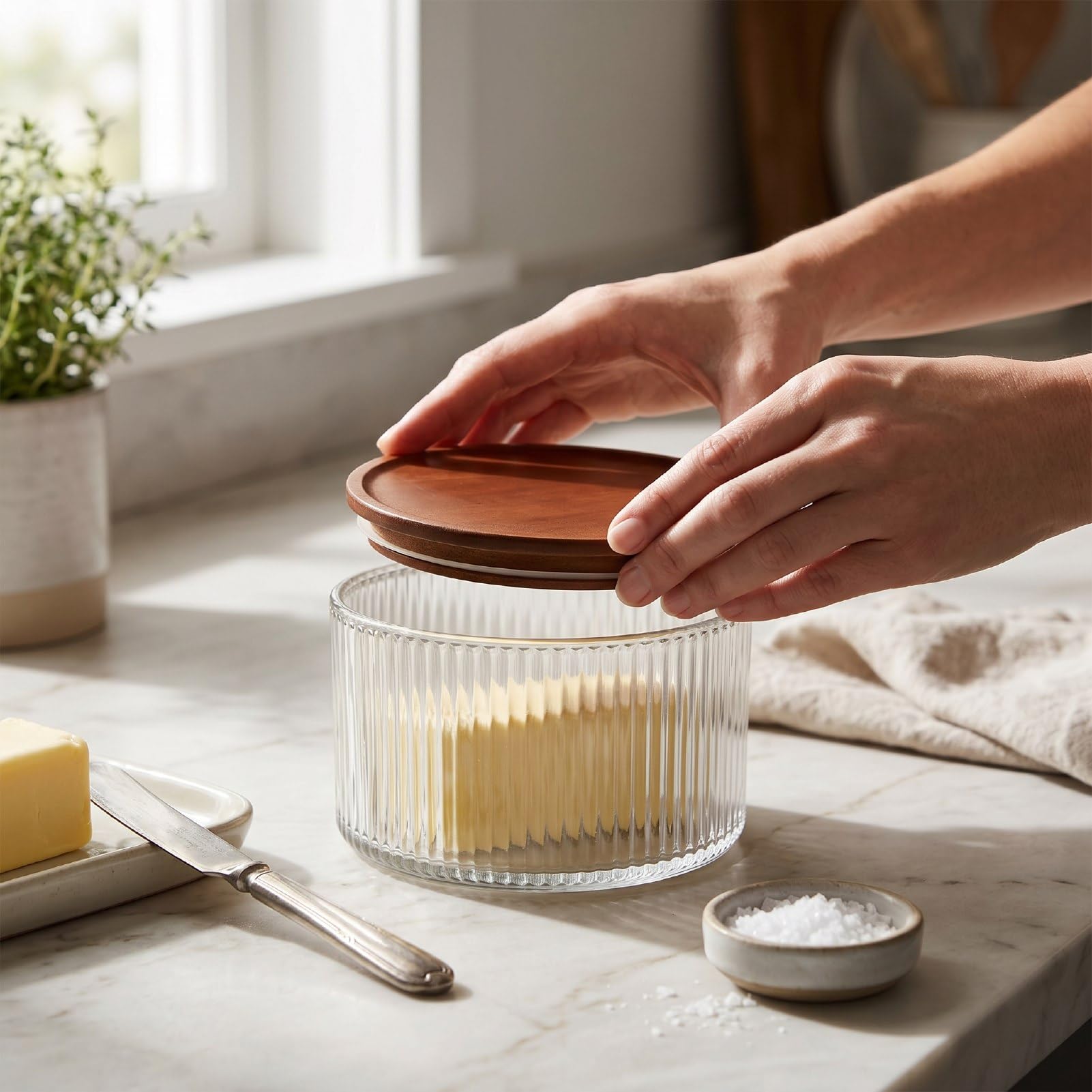 Bewinner Ensaladera de Vidrio con Tapa de Base de Madera, Gran Capacidad 9.06x5.91x5.71in Frutero de Diseño Acanalado, Plato Versátil para Servir para Cenas Familiares, Fiestas, Reuniones, (claro)