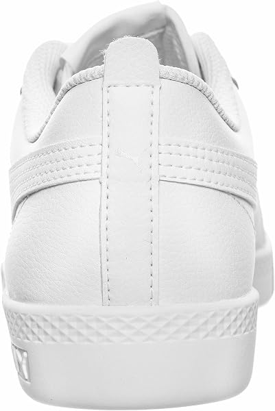 Primer plano de las zapatillas Puma Smash V2, destacando su diseño clásico y materiales.
