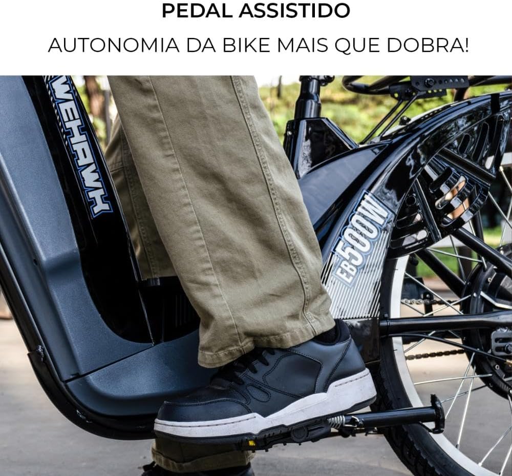 Imagem lateral de uma bicicleta em um espaço ao ar livre com grama.