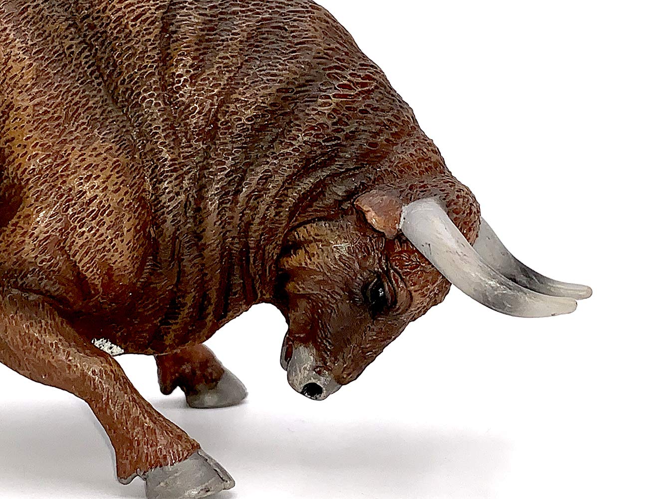 Figura De Toro Bravo Ensabanado Trotando – Réplica A Escala 1:16, Pintada A Mano, De 17x8x4.2 Cm, Color Blanco