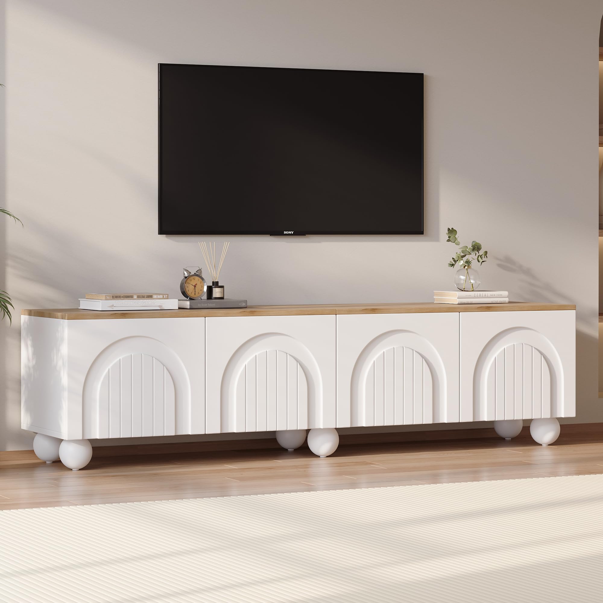 Armario de TV con 4 armarios, soporte para TV y armario de televisión con 6 patas de bola de metal, adecuado para televisores de 80 pulgadas, color madera + blanco, 180 x 40 x 45 cm