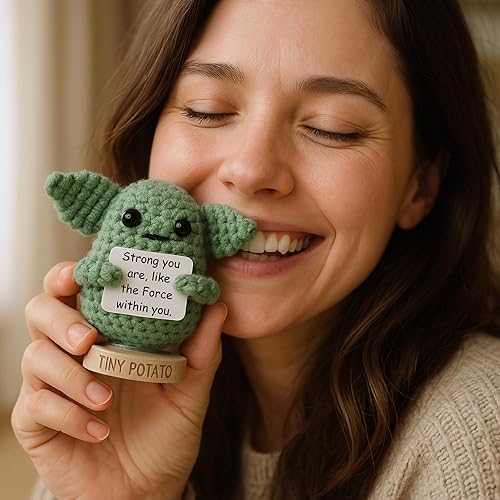 Miniatura 7 de Crochet positivo de Baby Yoda hecho a mano con 30 afirmaciones divertidas, divertido regalo de amistad para Navidad, regalos de cumpleaños para