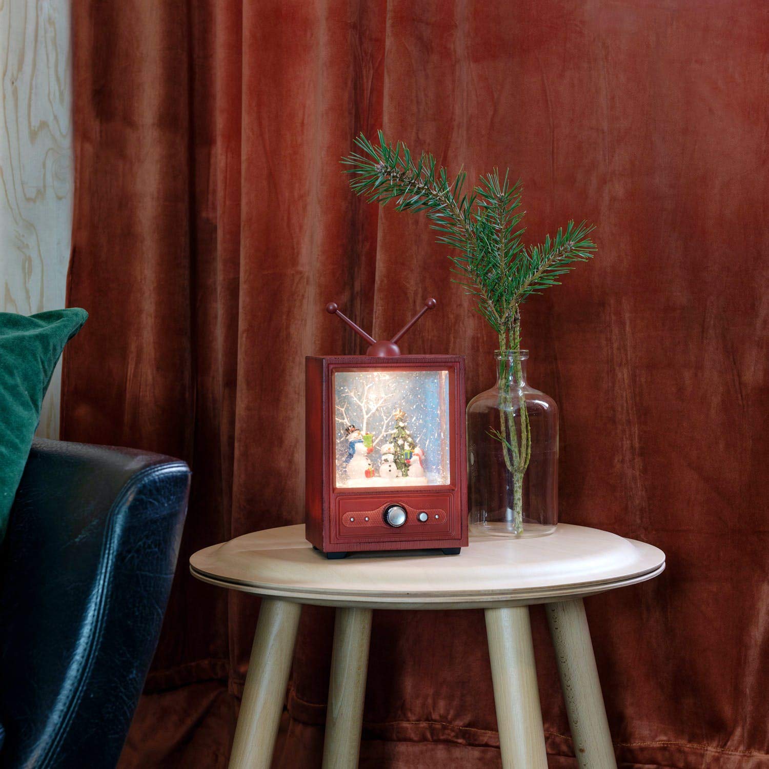 Konstsmide LED Fernseher mit 3 Schneemännern, wassergefüllt, wählbare Energiefunktion mit 8 klassischen Weihnachtsliedern, 1 warm weiße Diode, 4.5V Innentrafo/batteriebetrieben, Innen - 4373-000