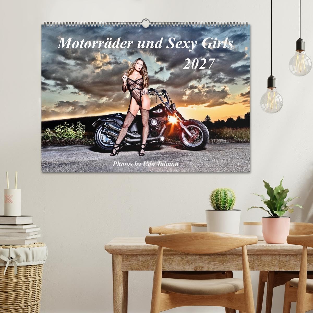 CALVENDO - Motorräder und Sexy Girls (Wandkalender 2027 DIN A2 quer), Monatskalender: Stilvoll gestaltete Bilder mit schweren Maschinen und heißen Girls