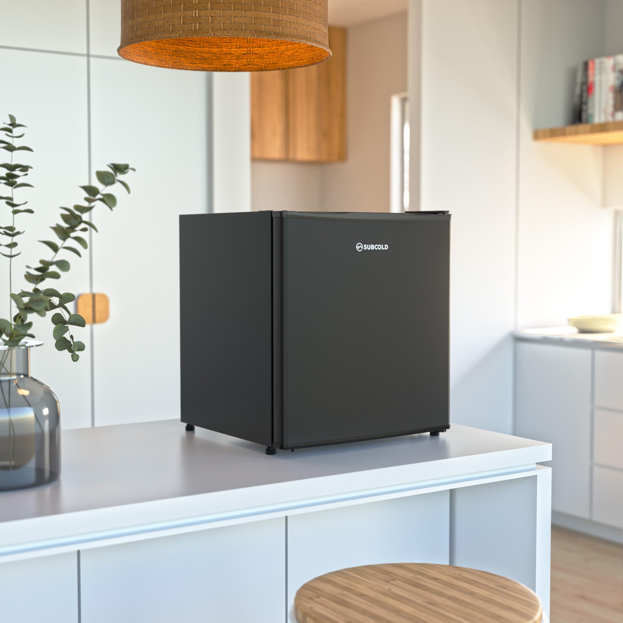 Subcold Cave50 Getränkekühlschrank 45L für 50 Dosen | Bierkühlschrank mit Schwarz, Dosenfach und LED-Beleuchtung | Mini Kühlschrank für Büro, Schlafzimmer & Minibar