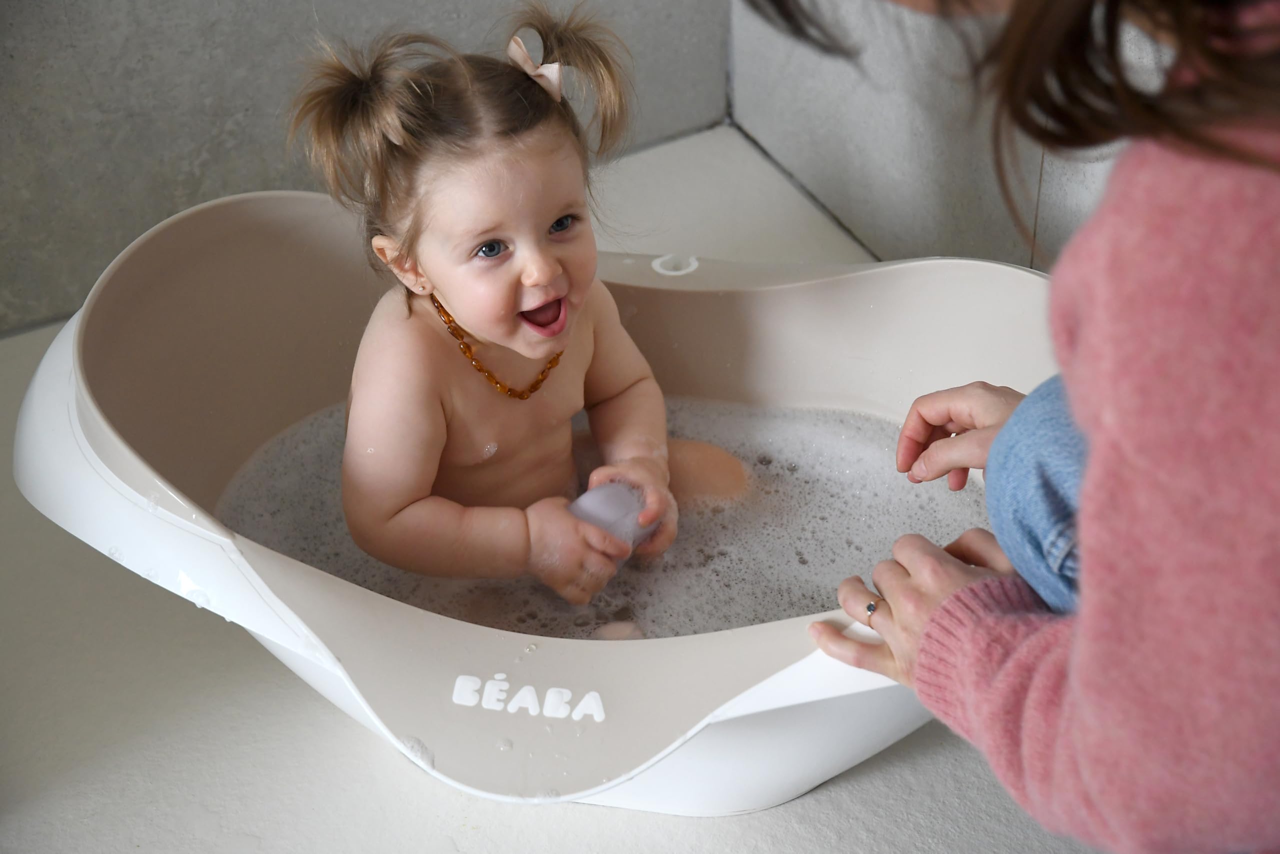 BÉABA, Bañera para Bebé, Antideslizante y Confort, Made in France, Material Suave y Flexible, Multifunción, Ergonómica, Tapón de Desagüe, Camélé'O, Terreno Argilloso