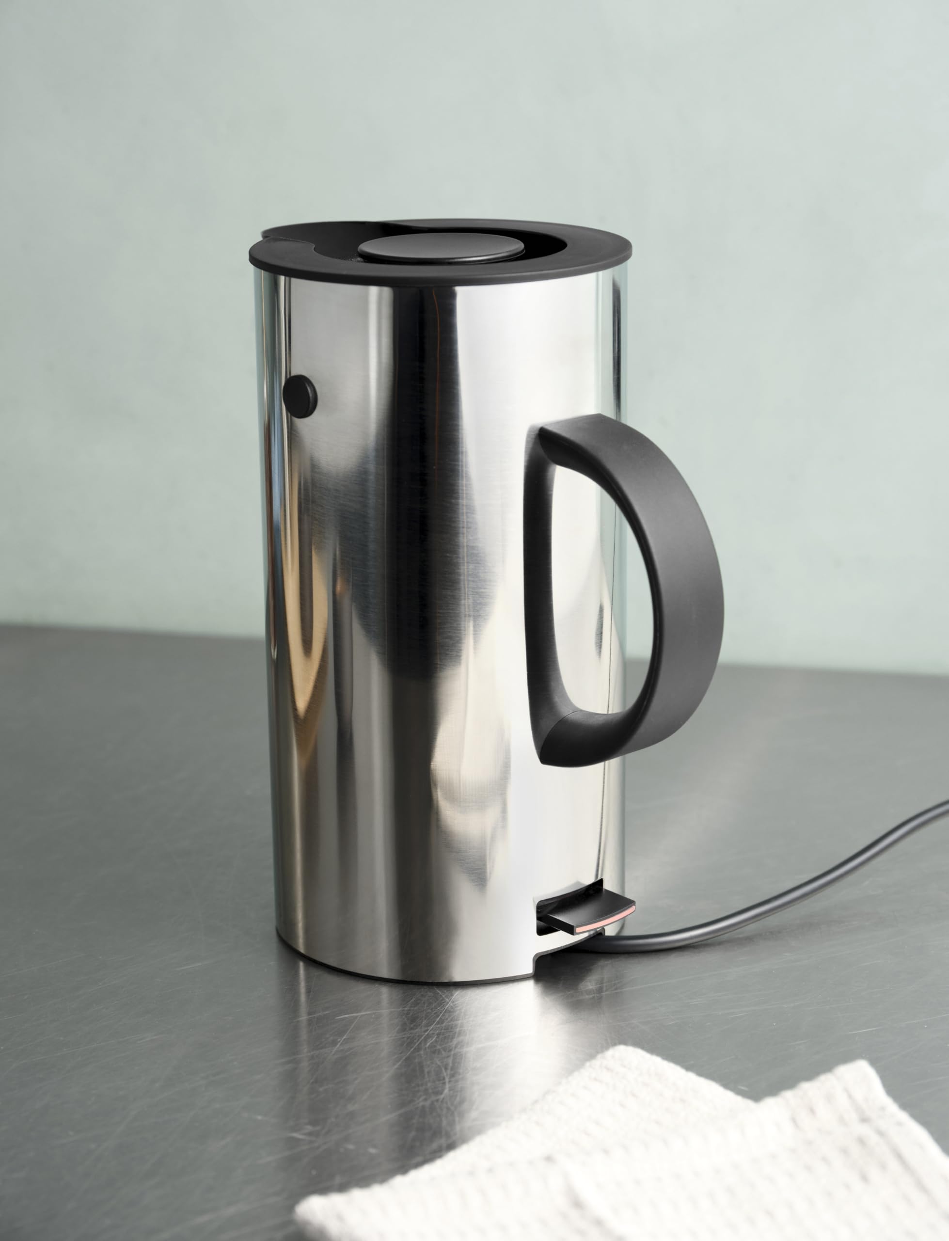 Stelton Hervidor de agua EM77 - Hervidor eléctrico, hervidor, tetera - ebullición rápida, bajo consumo de energía, filtro de cal extraíble, interruptor de seguridad - 1,5 litros, acero, enchufe
