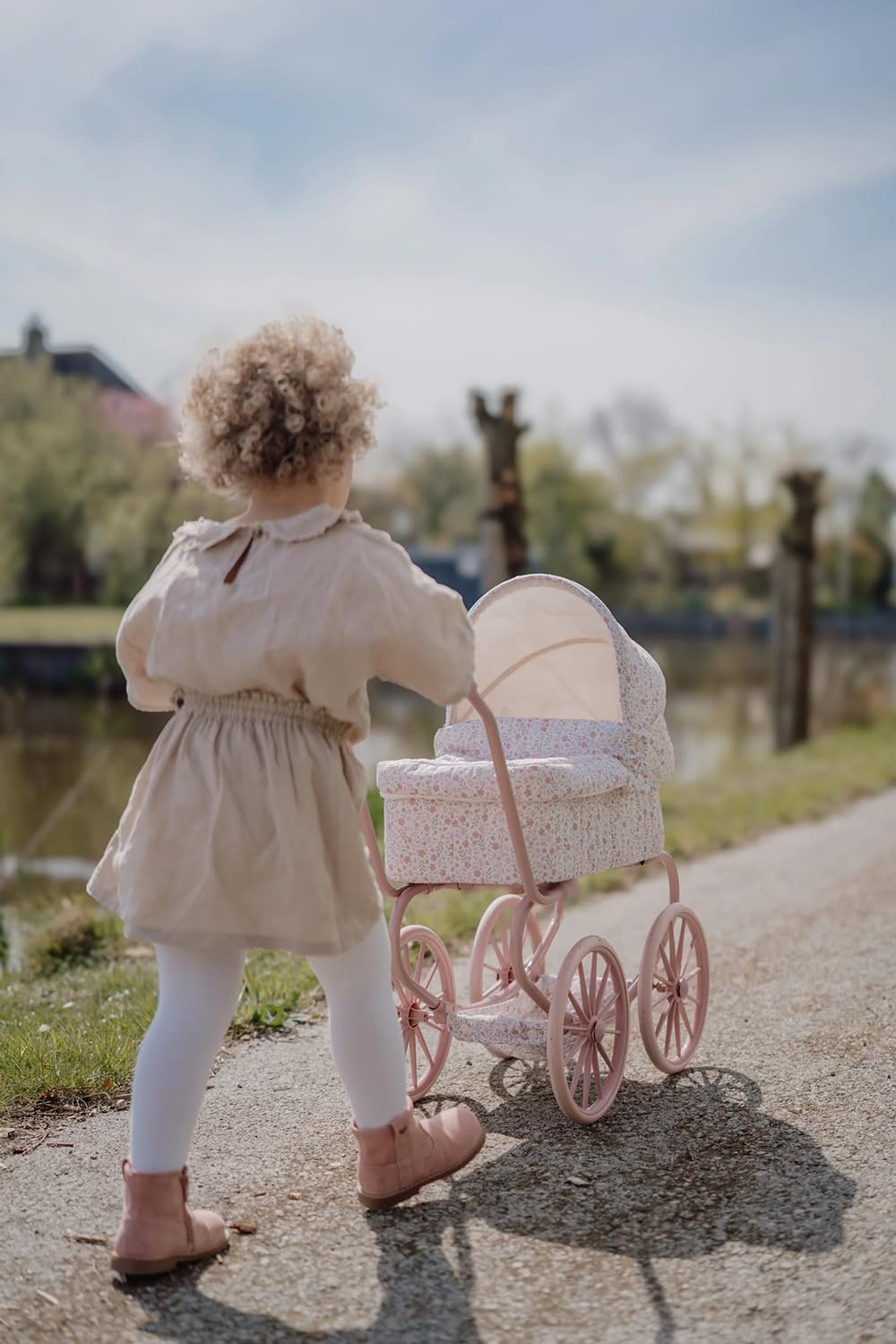 Little Dutch Puppenwagen aus Metall mit großen Rädern, Sonnenverdeck und Aufbewahrungskorb für Puppen Babypuppen bis 46 cm - Soft Flowers Weiß/Rosa