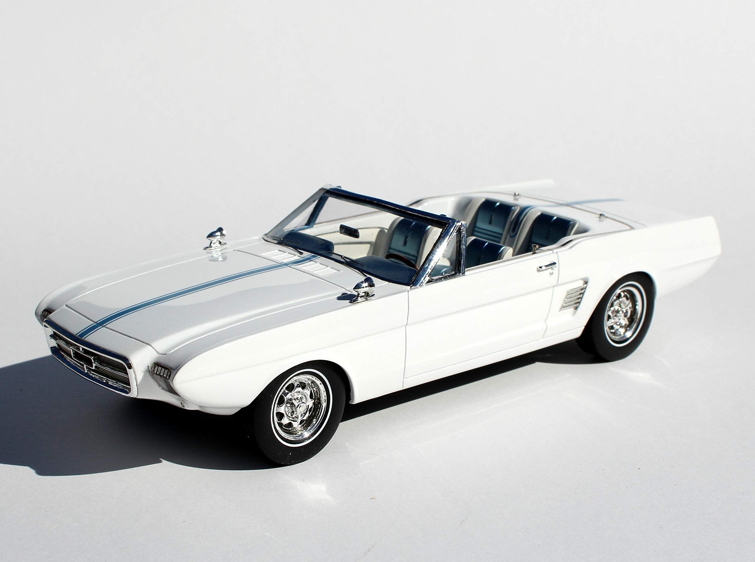 AUTOMODELLO ONE24 1963 Ford Mustang II Concept Wimbledon White