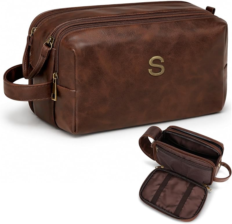 Necessaire CLOUDWINGS marrom com inicial metálica personalizada, compartimento úmido e zíper