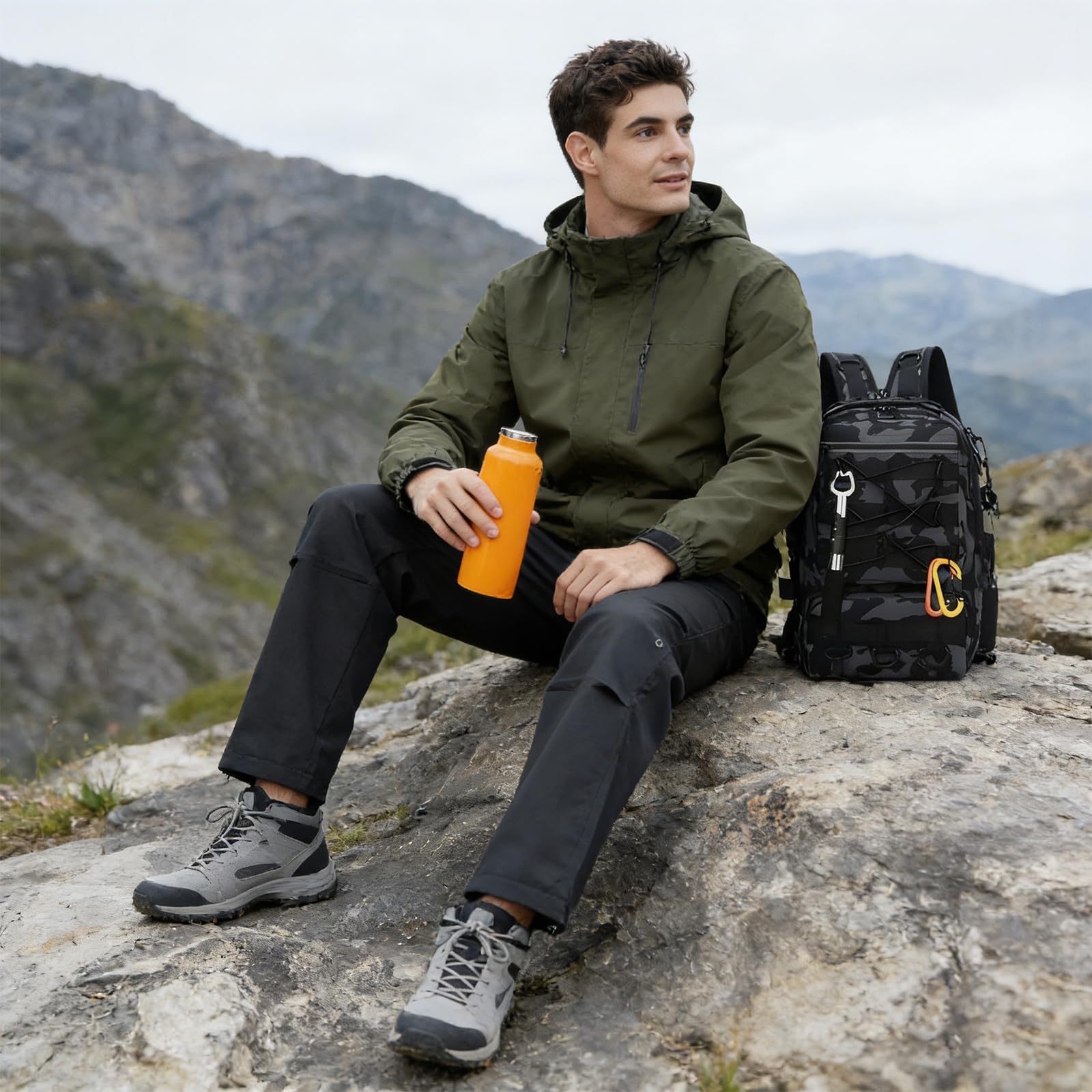 Angelrucksack mit Rutenhalter, Wasserdicht Angeltaschen 18L, Angelausrüstung Rucksack Groß mit Reflektierende Streifen für Angeln, Wandern, Radfahren, 41x18x25cm(Schwarz)