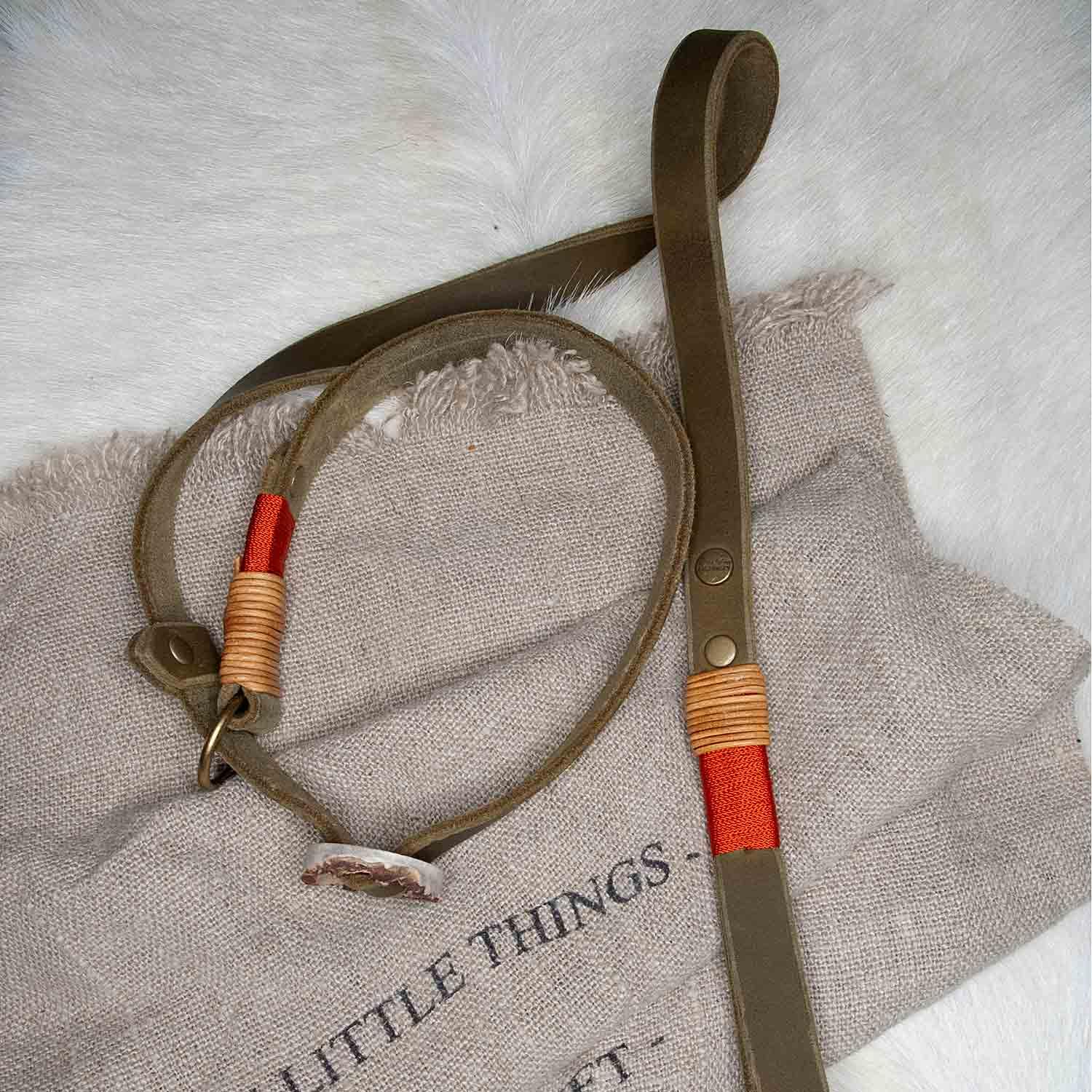 Retrieverleine Leder 20 mm in Oliv-Grün | Spiced Olive | Moxon-Leine mit außergewöhnlichem Horn-Zugstopp | robuste und edle Hundeleine aus hochwertigem Fettleder mit integrierter Halsung - 230 cm