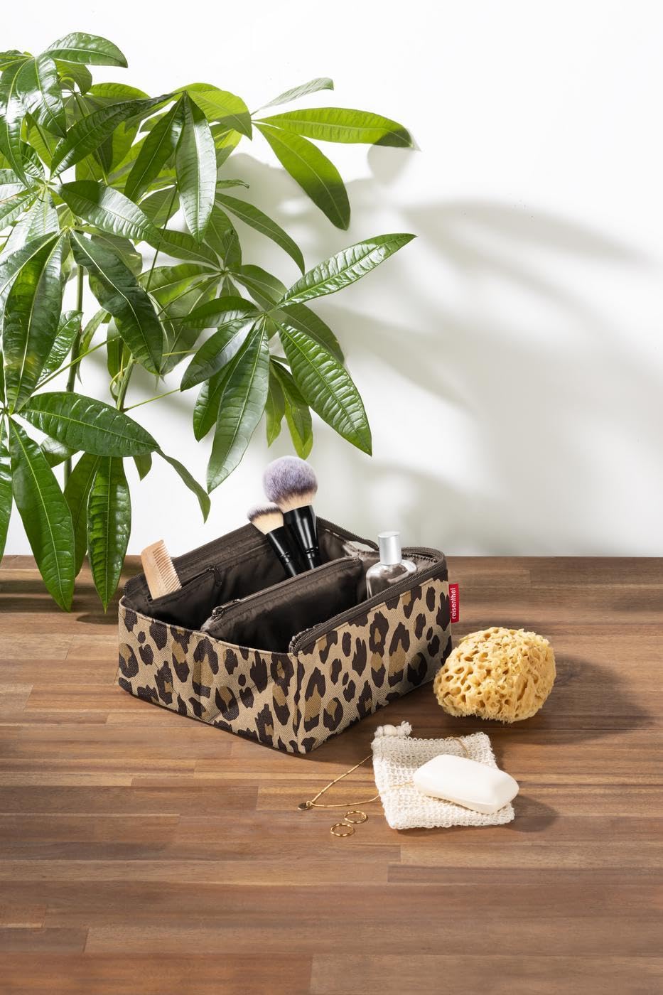 reisenthel fold case Leo Macchiato - Boxy Cosmetic-Case : Optimaler Reisebegleiter mit viel Stauraum. 2 Steckfächer innen: für mehr Ordnung