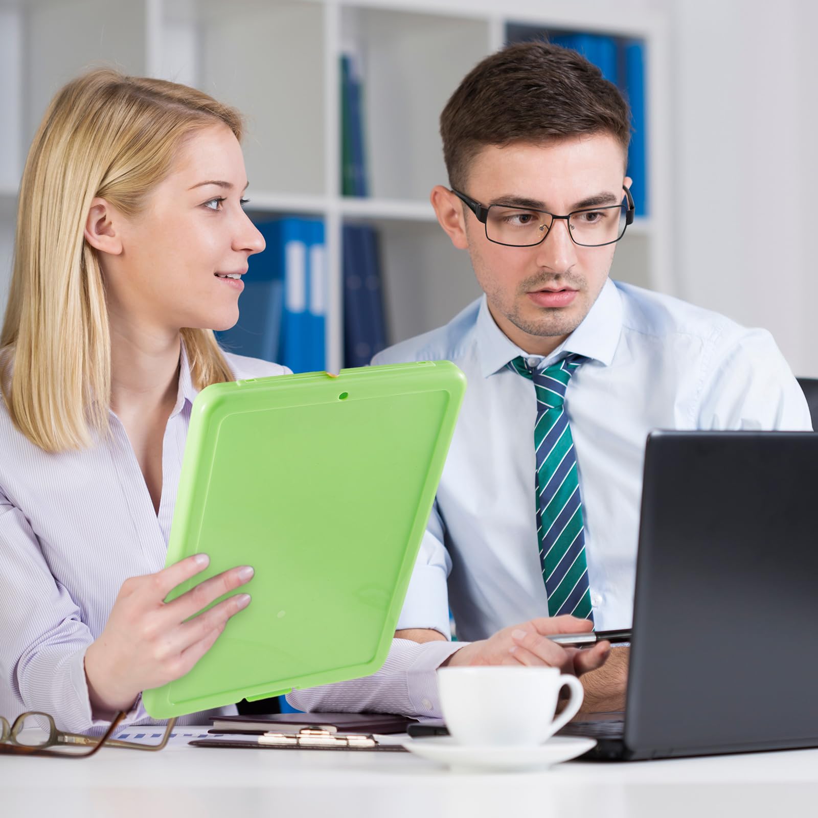 Geyoga Kunststoff-Klemmbrett mit Stifthalter, untere Öffnung, Klemmbrett mit Aufbewahrungsbox, A4-Papier, robustes Klemmbrett, sortierte Farben, Hartfaserplatten-Set für Krankenschwestern, Studenten,