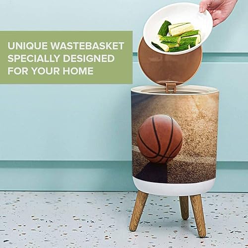 Miniatura 2 de Cubo de basura pequeño con tapa, pelota de baloncesto en el campo de deportes, estilo de vida saludable y deporte, cubo de basura redondo a prueba