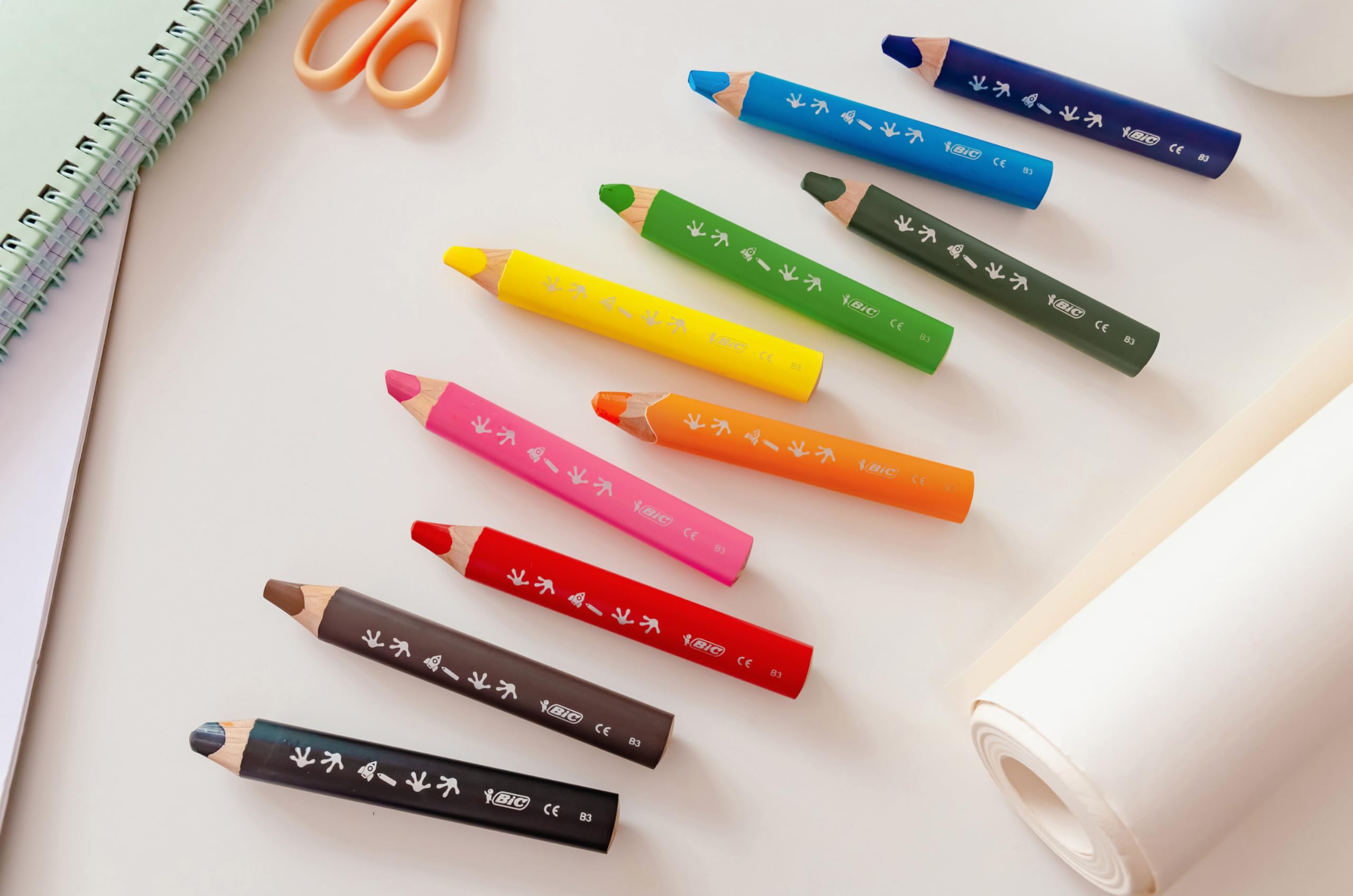 BIC Crayons de Couleur Multi-Surfaces & Usages (Ardoise, Tableau, Verre, Plastique, Bois.) - Etui carton de 10 Crayons Larges pour Enfants, Mine XXL, Couleurs Assorties, Taille-Crayon Inclus