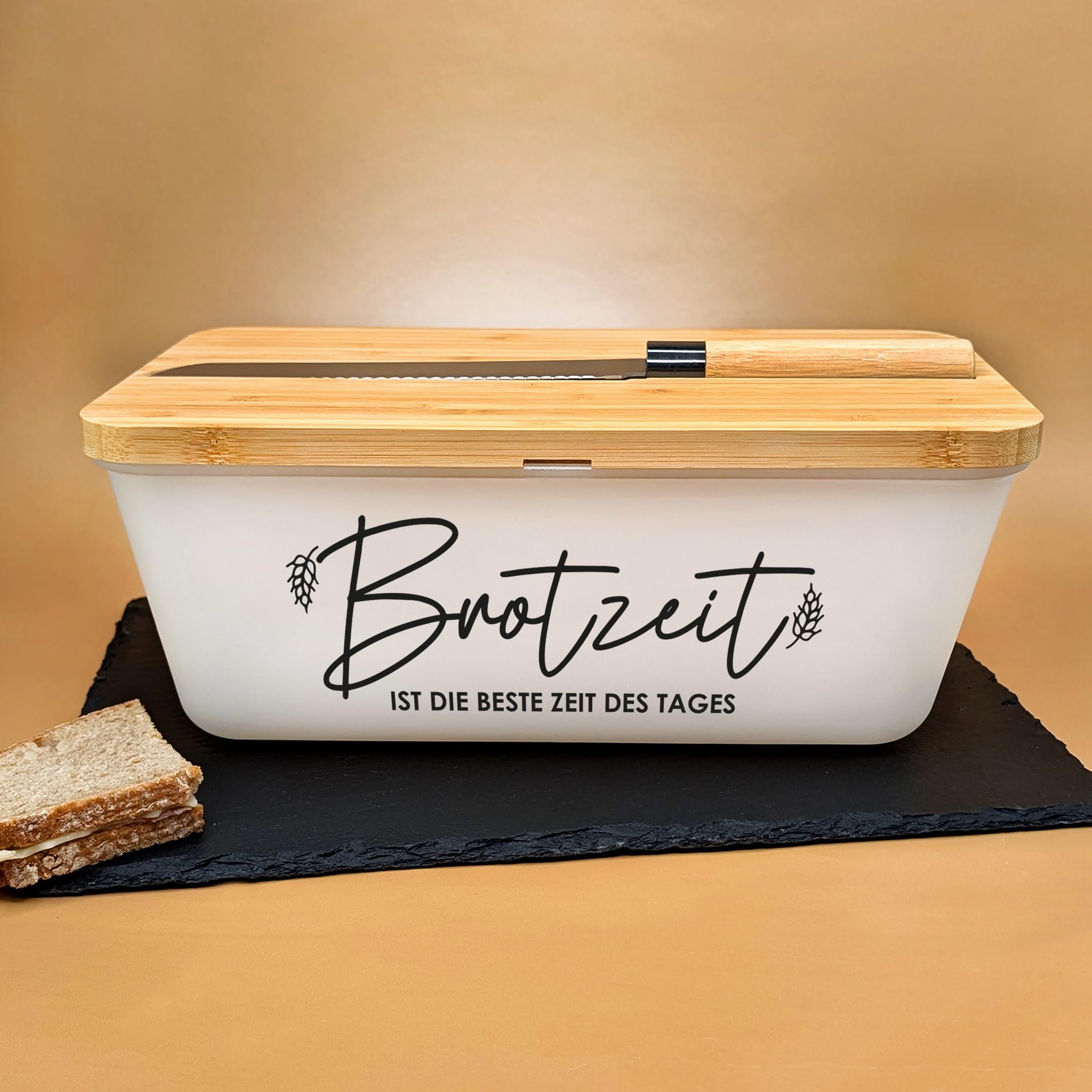 Herz & Heim® Personalisierter Brotkasten mit Bambus Schneidebrett & Brotmesser – Gravur oder Druck – verschiedene Motive – Brotbox mit Deckel – Geschenk für Paare & Familien (Brotzeit)