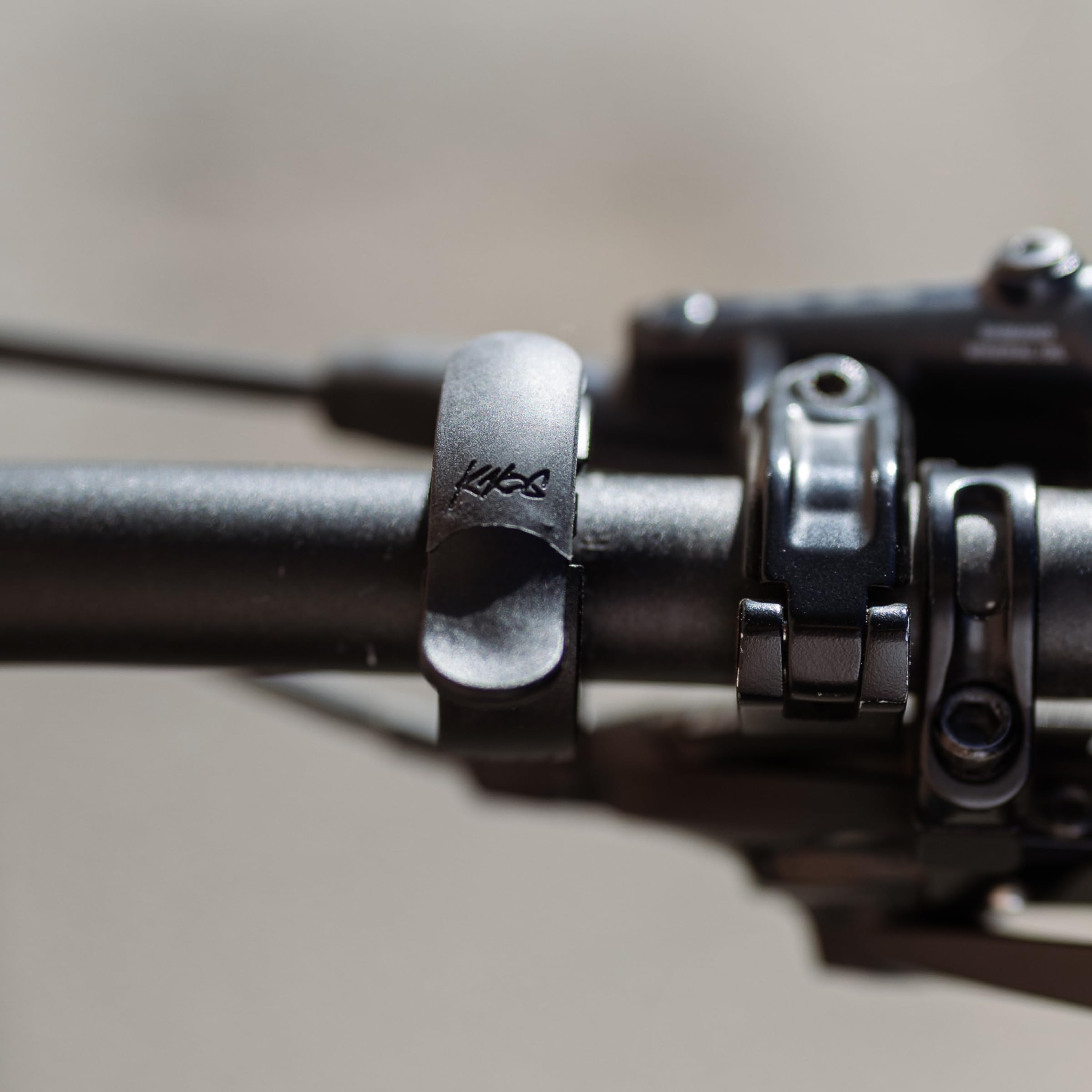 Knog Dzwonek rowerowy Oi Prima, antracyt, 22,2 mm, guzik | dzwonki rowerowe