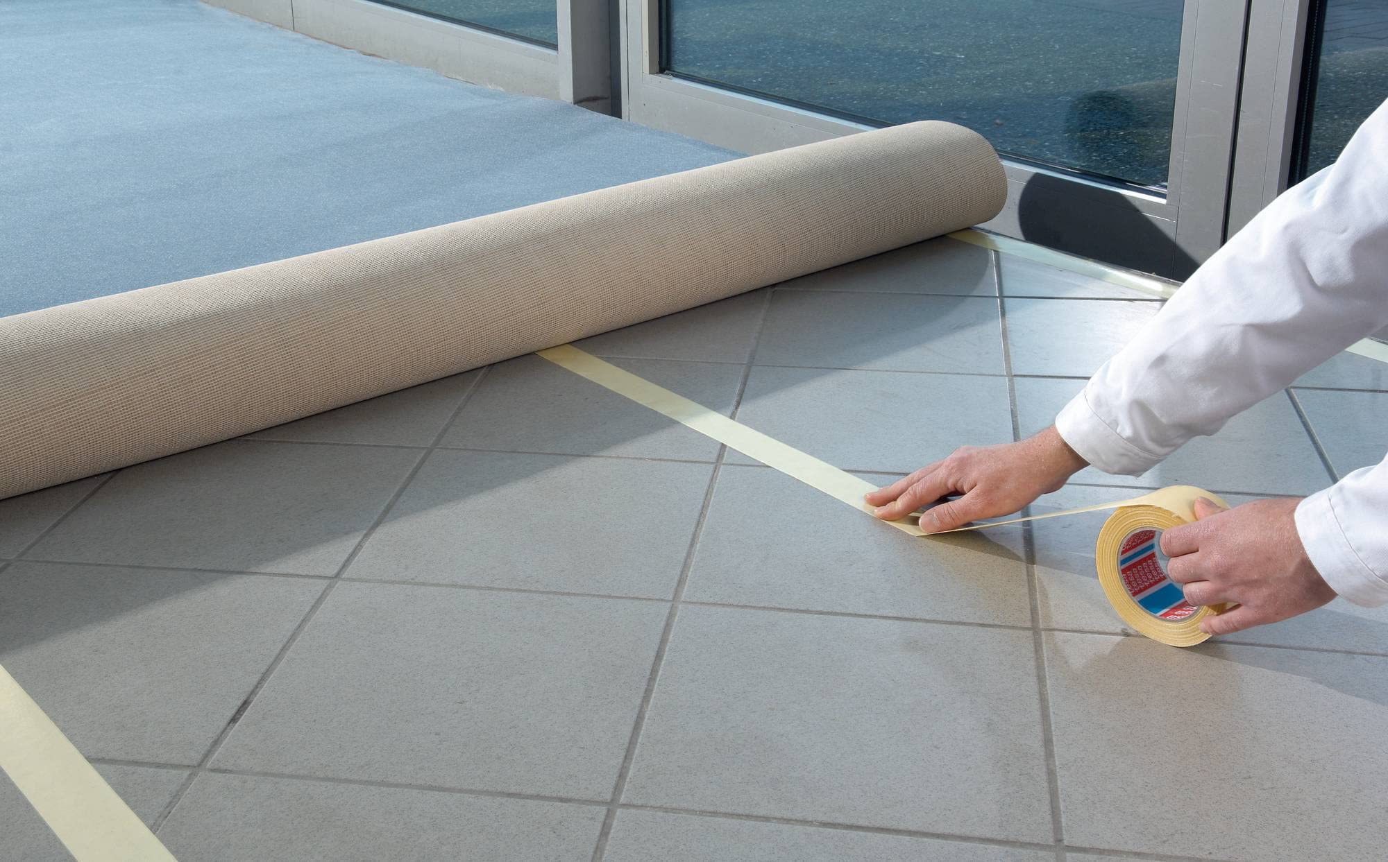 tesafix 4944 Verlegeband extra stark - 6er-Pack - Verlegeklebeband für dauerhafte Teppichboden-Verklebung auf rauen Oberflächen - Teppichklebeband transparent - je 25 m x 5 cm