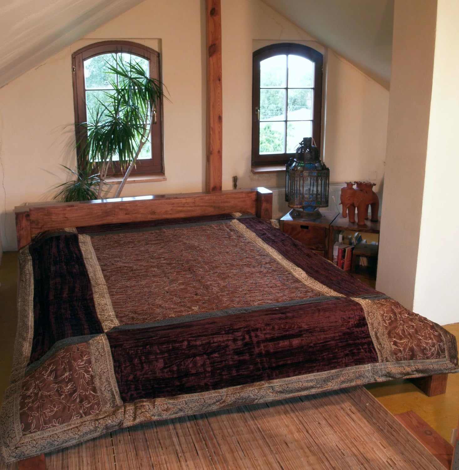 GURU SHOP Brokat-Samtdecke, Tagesdecke, Bettüberwurf aus Viskose, braun | Handgearbeitete Decke im Patchworkstyle, seidig weich, ideal als Bettüberwurf oder Vorhang, traditionell aus Indien.
